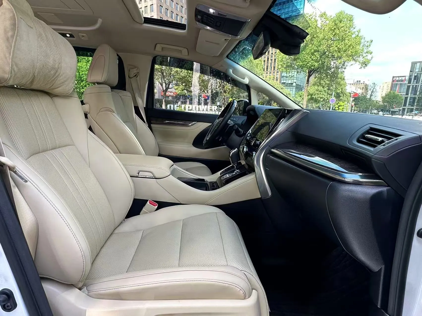Toyota Vellfire, 2022 10