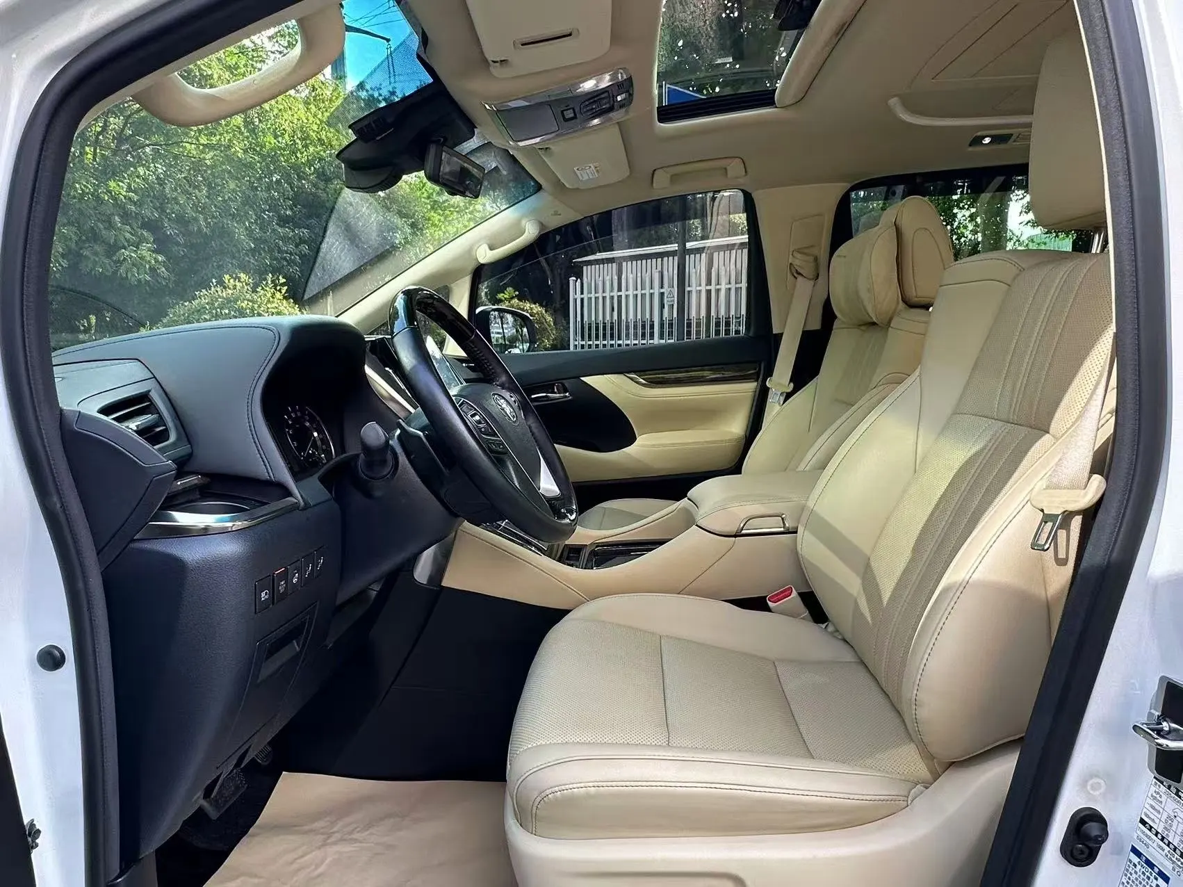Toyota Vellfire, 2022 9