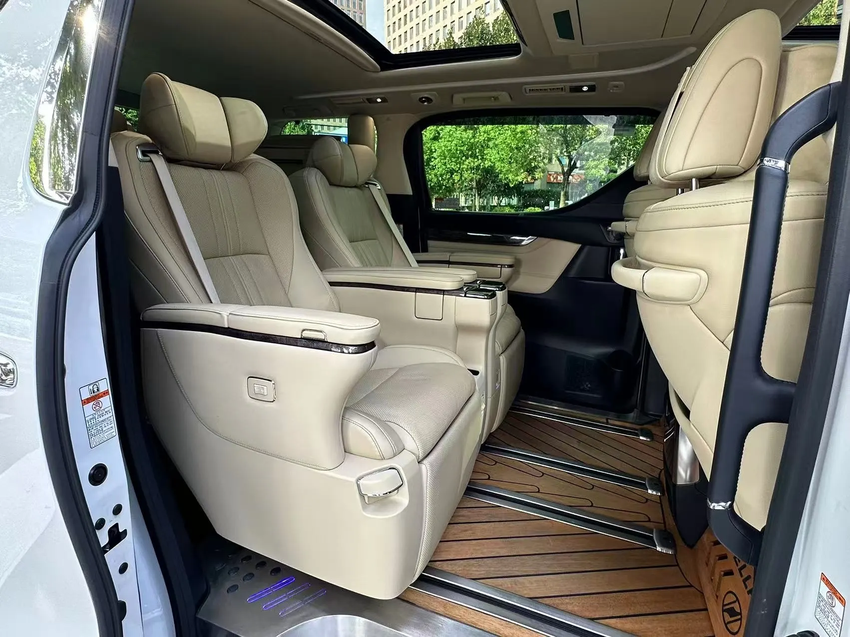 Toyota Vellfire, 2022 11