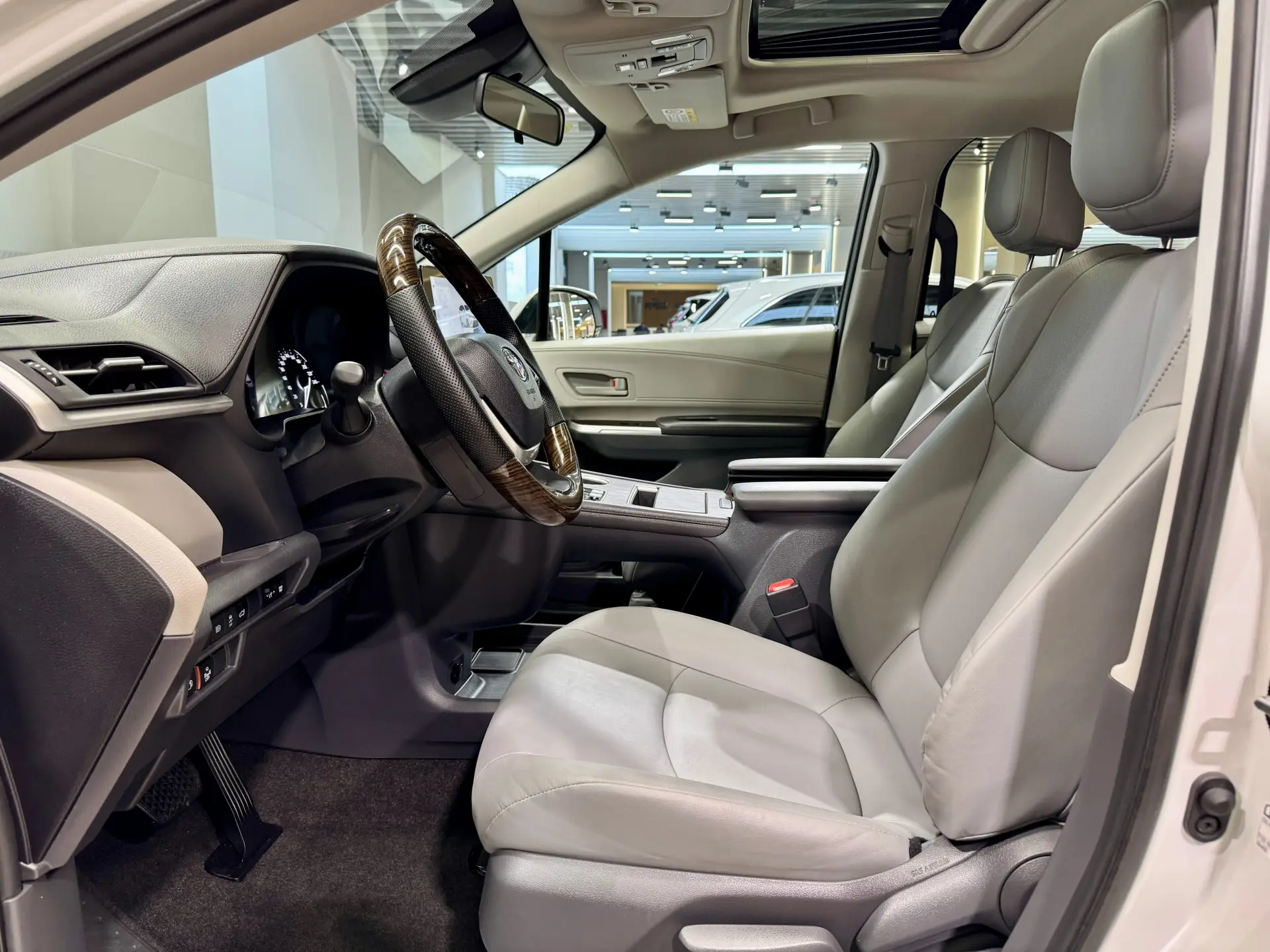 Toyota Granvia, 2025 13