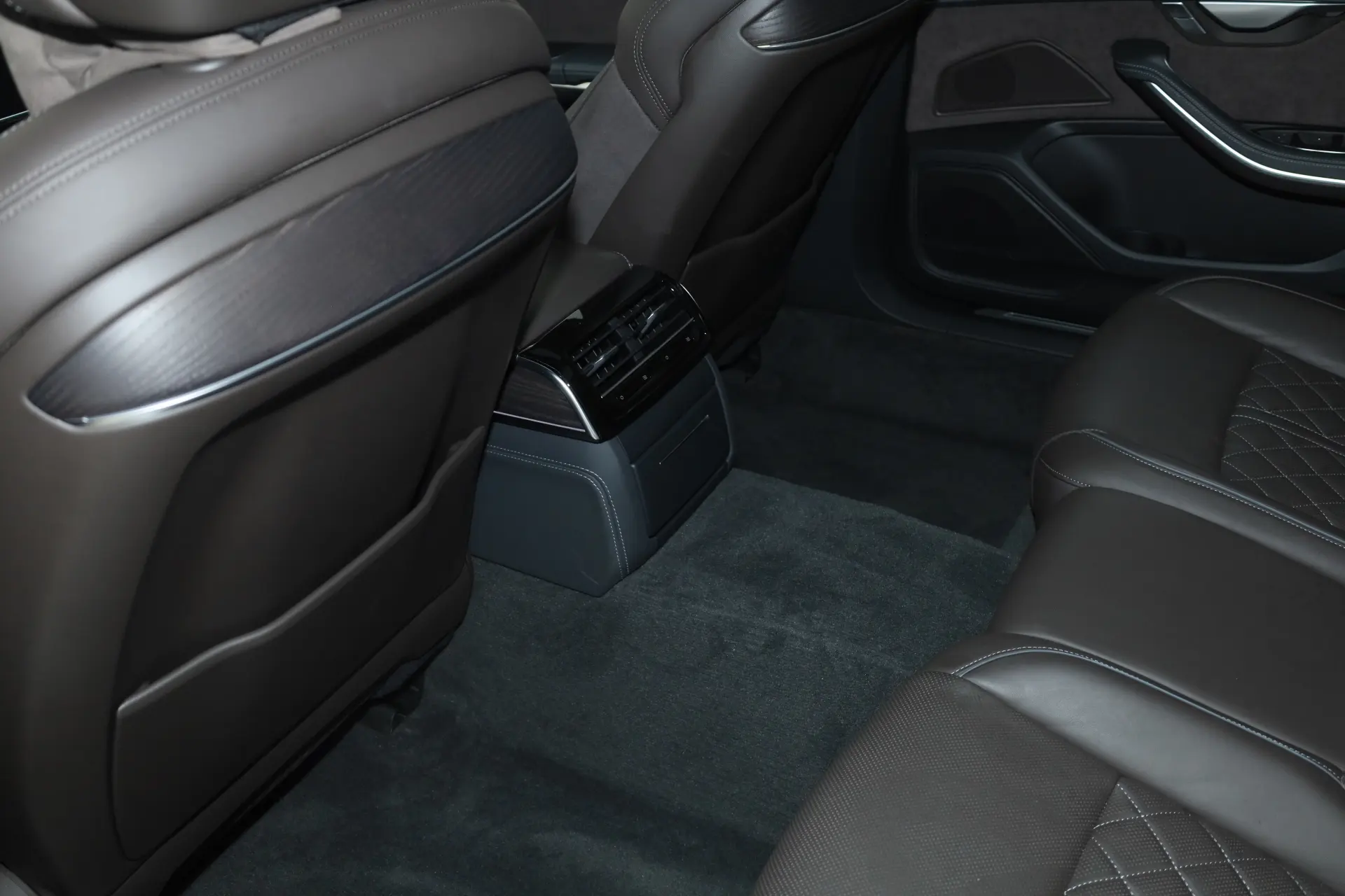 Audi A8L 50 TFSI, 2023 28
