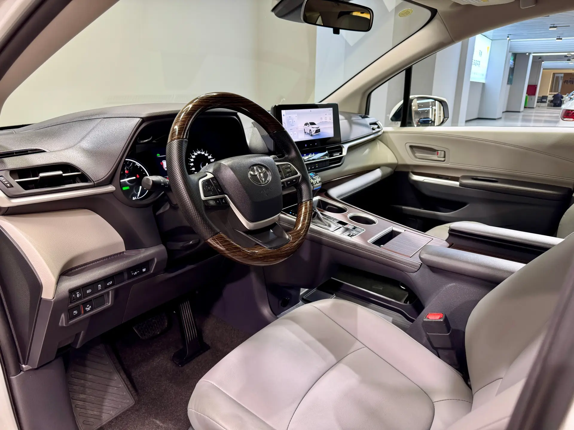 Toyota Granvia, 2025 14