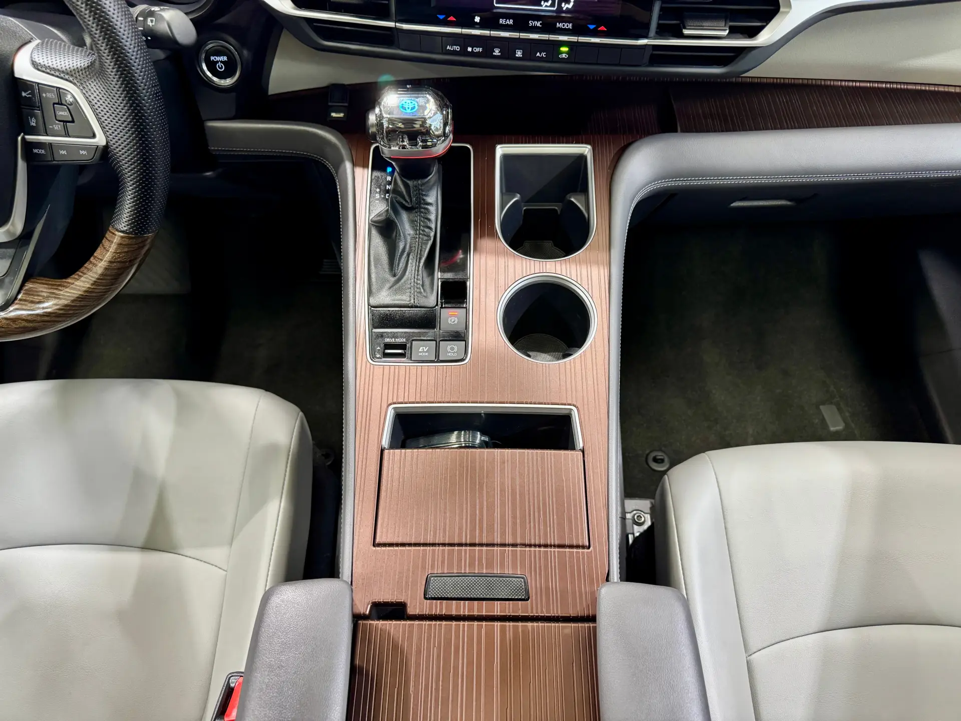 Toyota Granvia, 2025 21