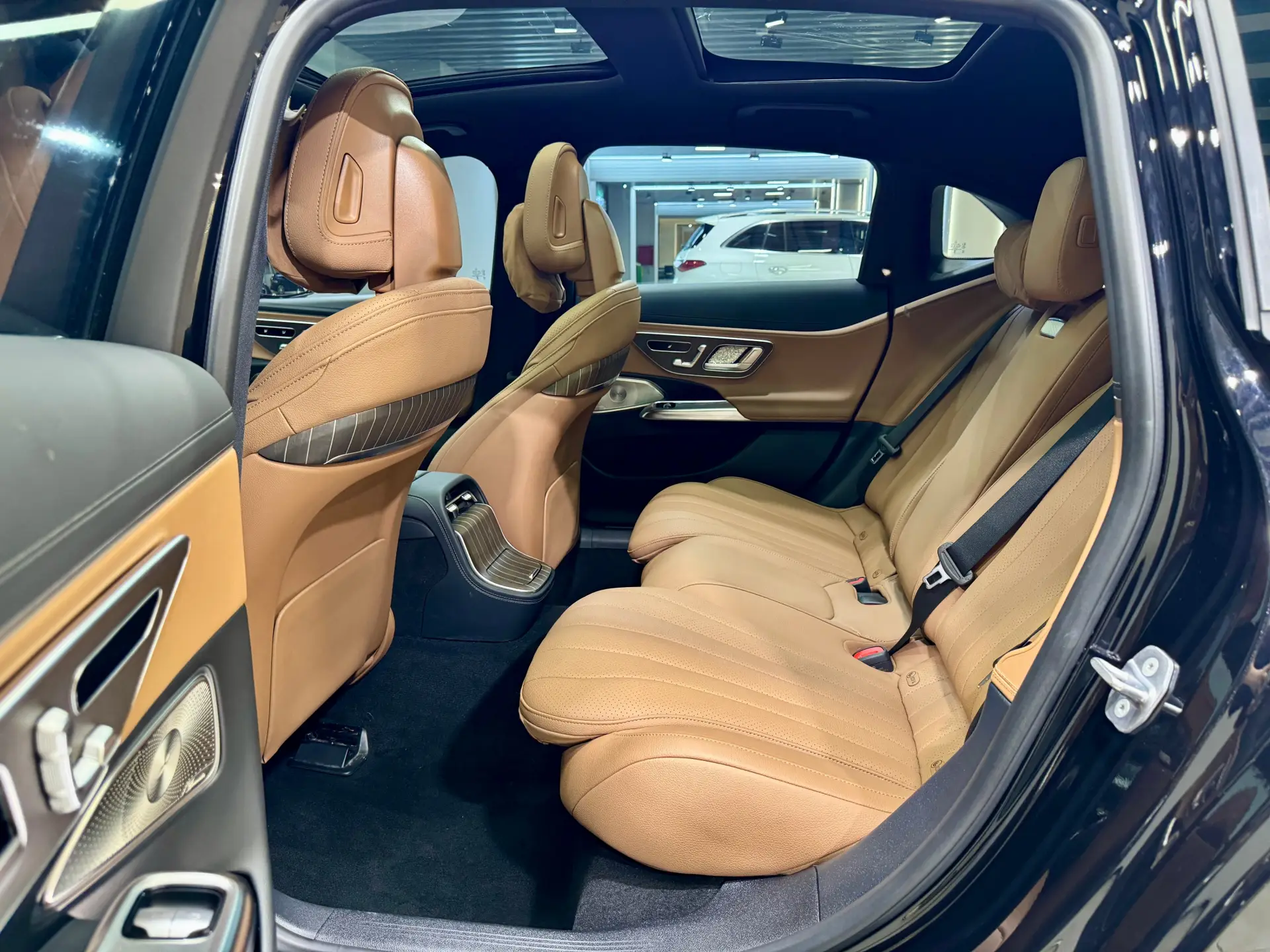 Mercedes-Benz E 300 L, 2024 23