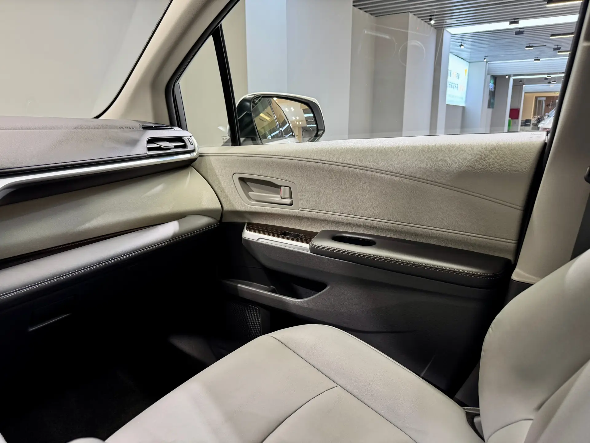 Toyota Granvia, 2025 22