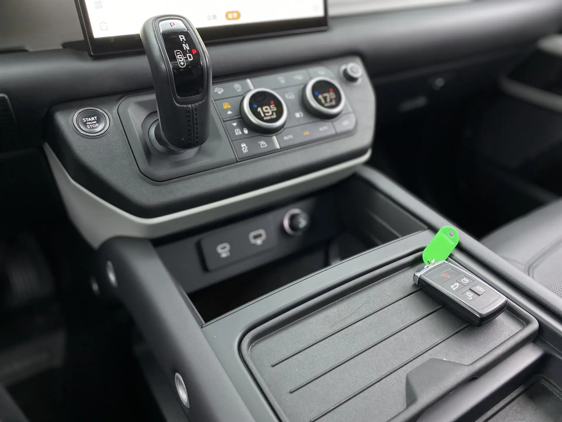 Land Rover Defender, 2023 17