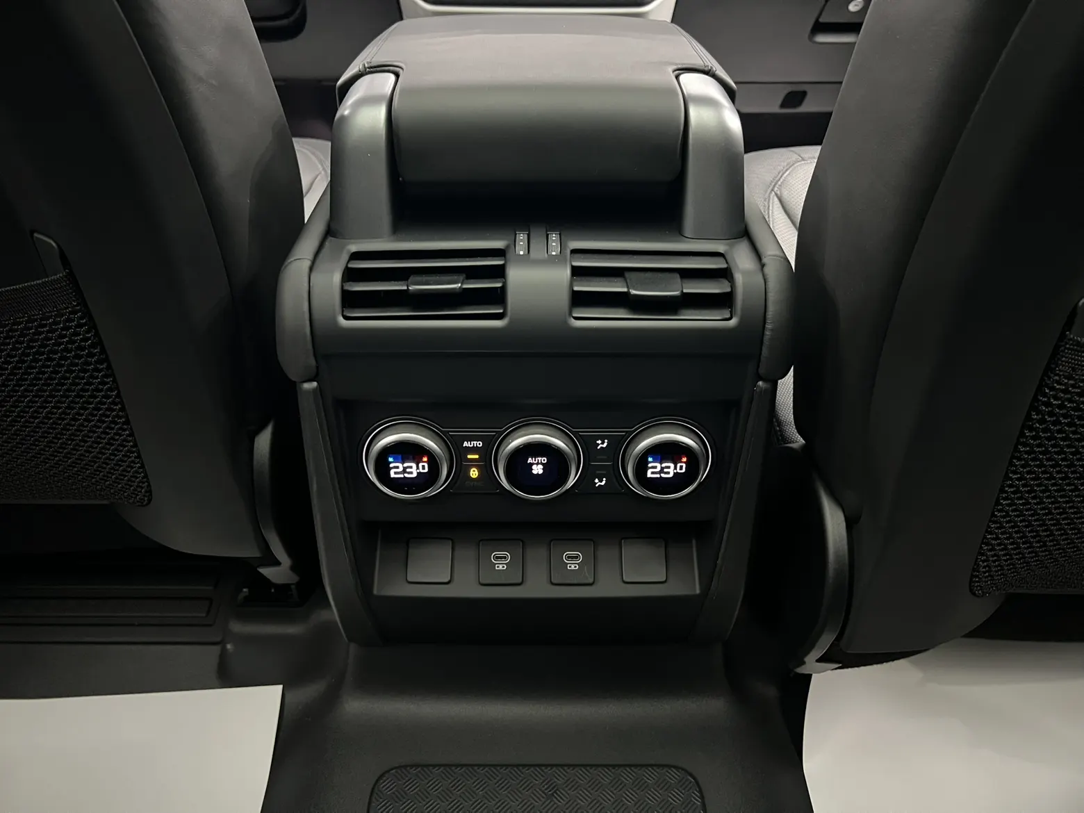 Land Rover Defender, 2024 21