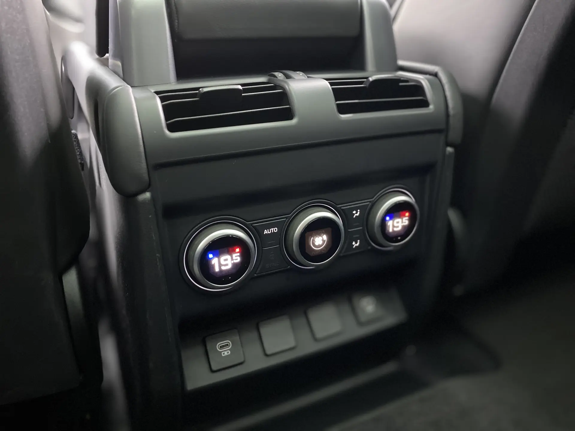 Land Rover Defender, 2023 19