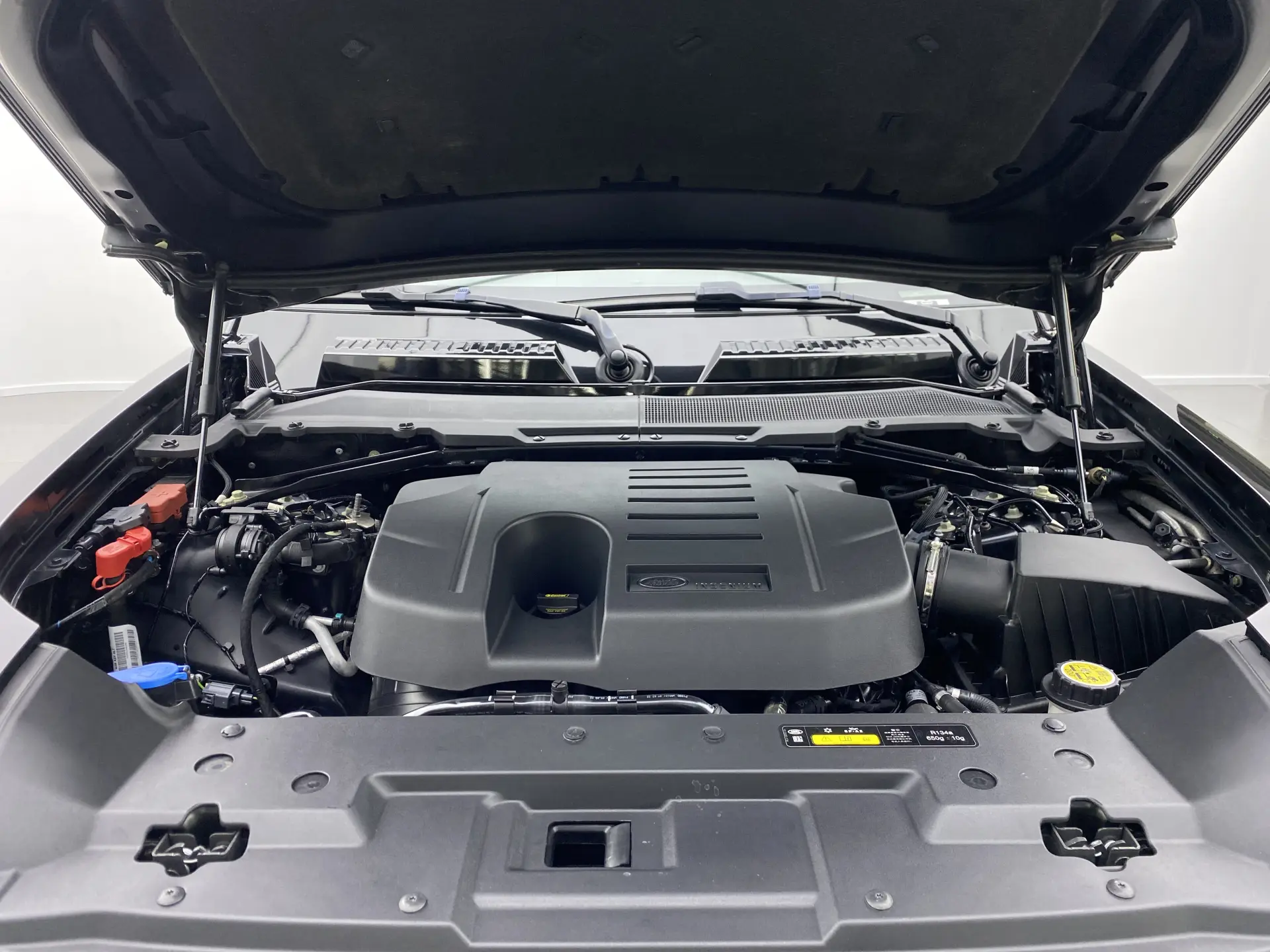 Land Rover Defender, 2023 24