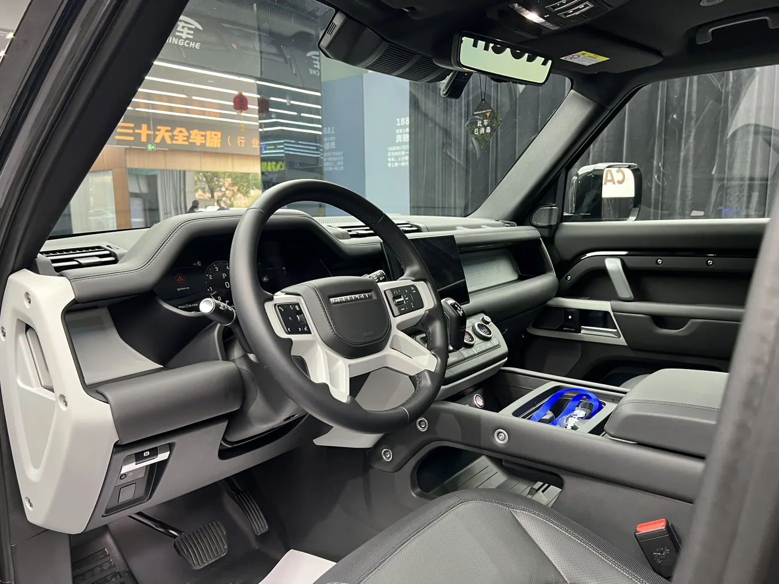 Land Rover Defender, 2024 17