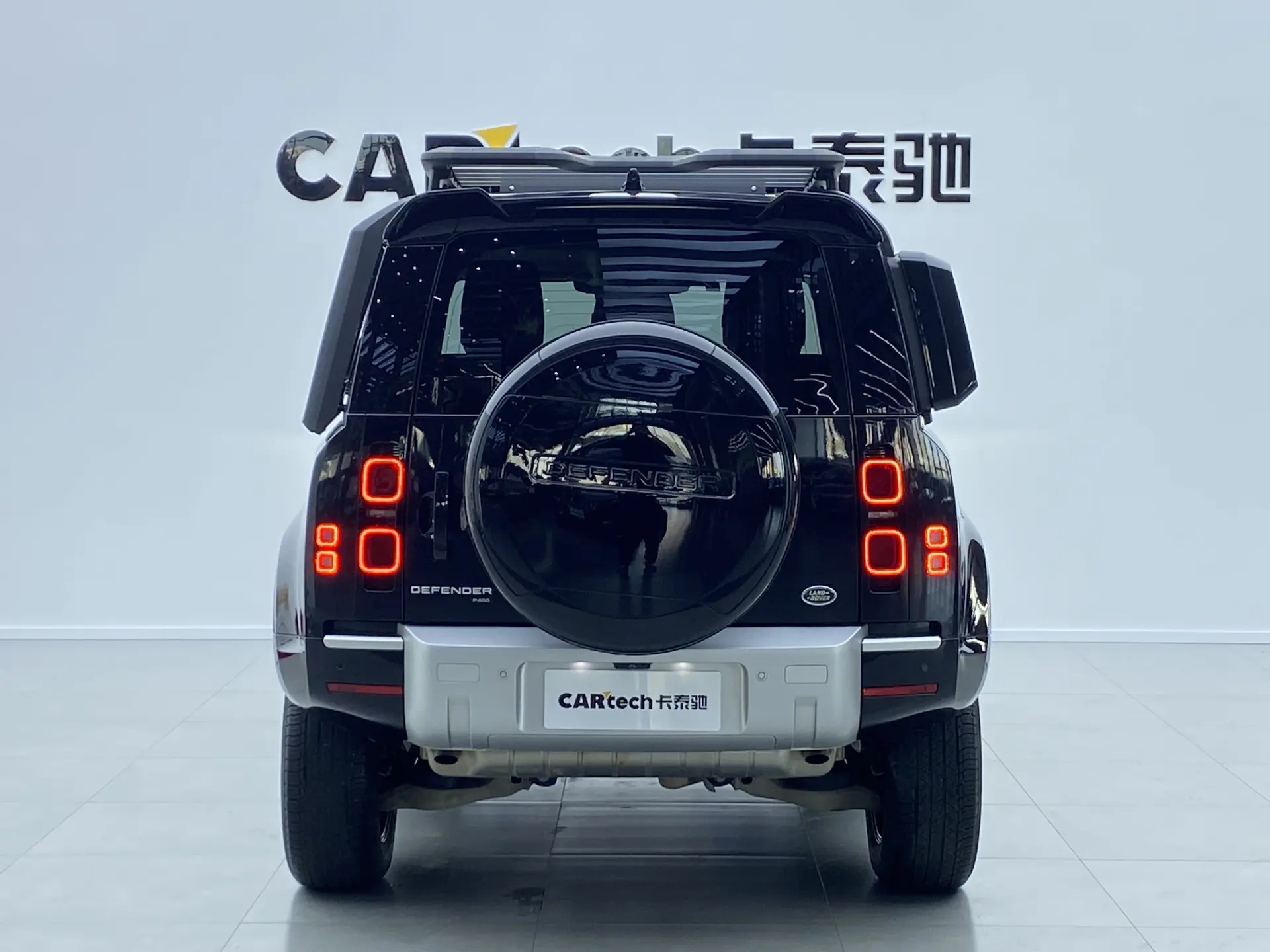 Land Rover Defender, 2023 3
