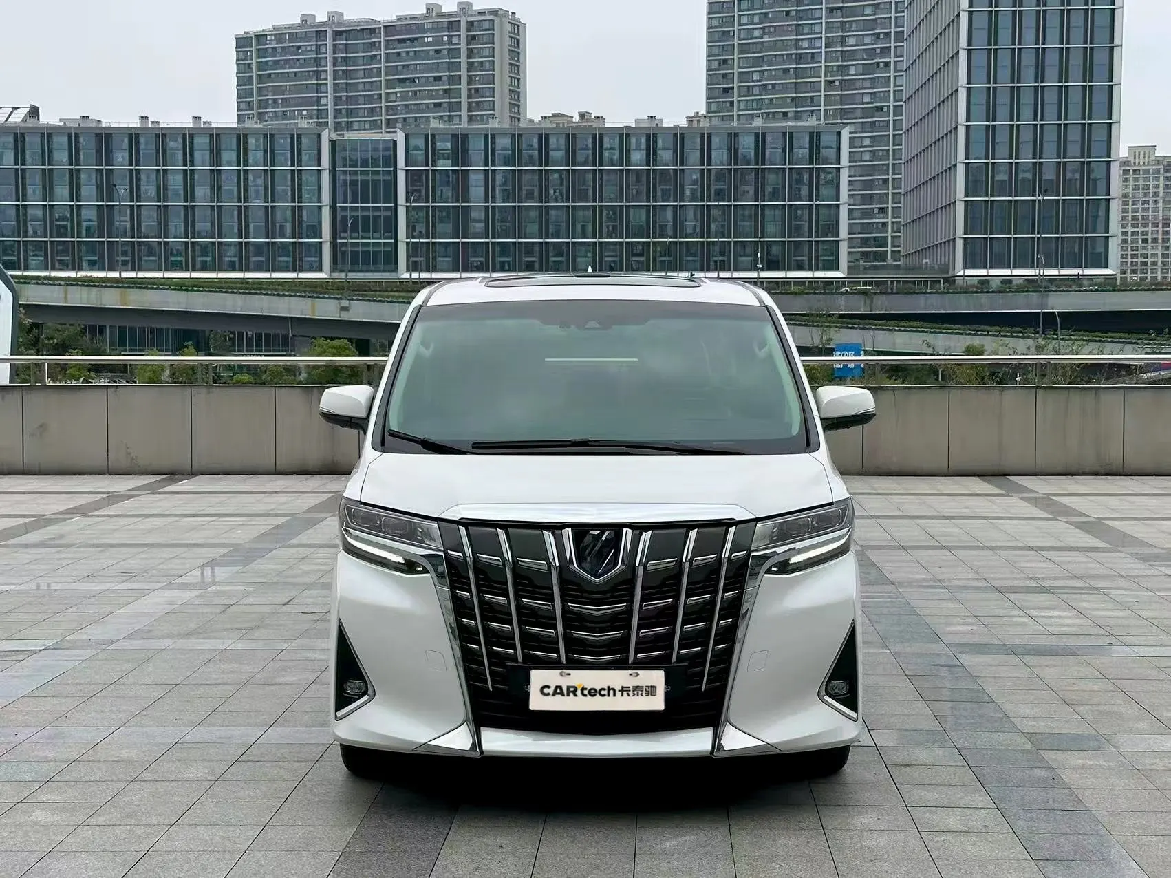 Toyota Alphard, 2022 3