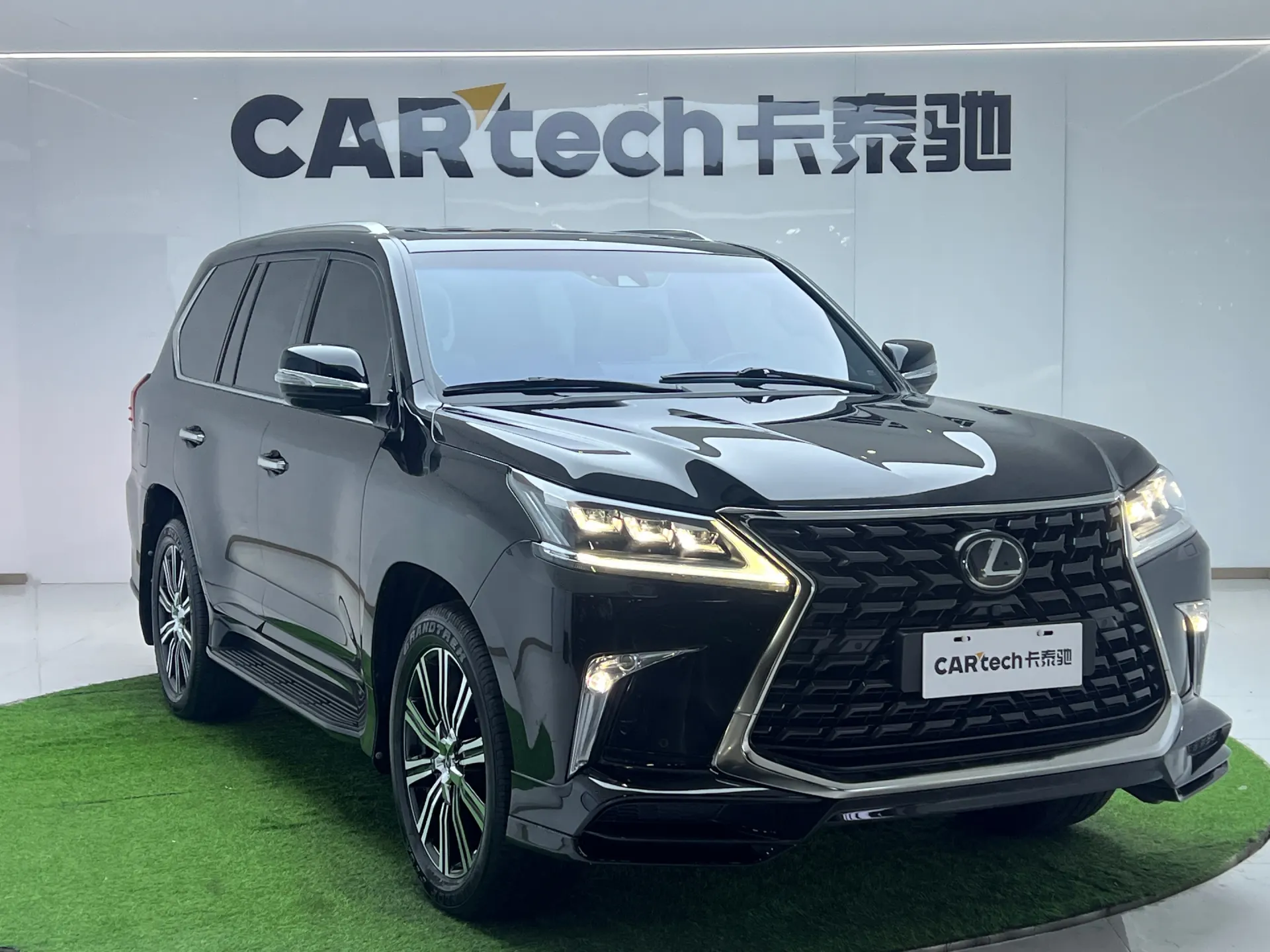 Lexus LX 570, 2023 27