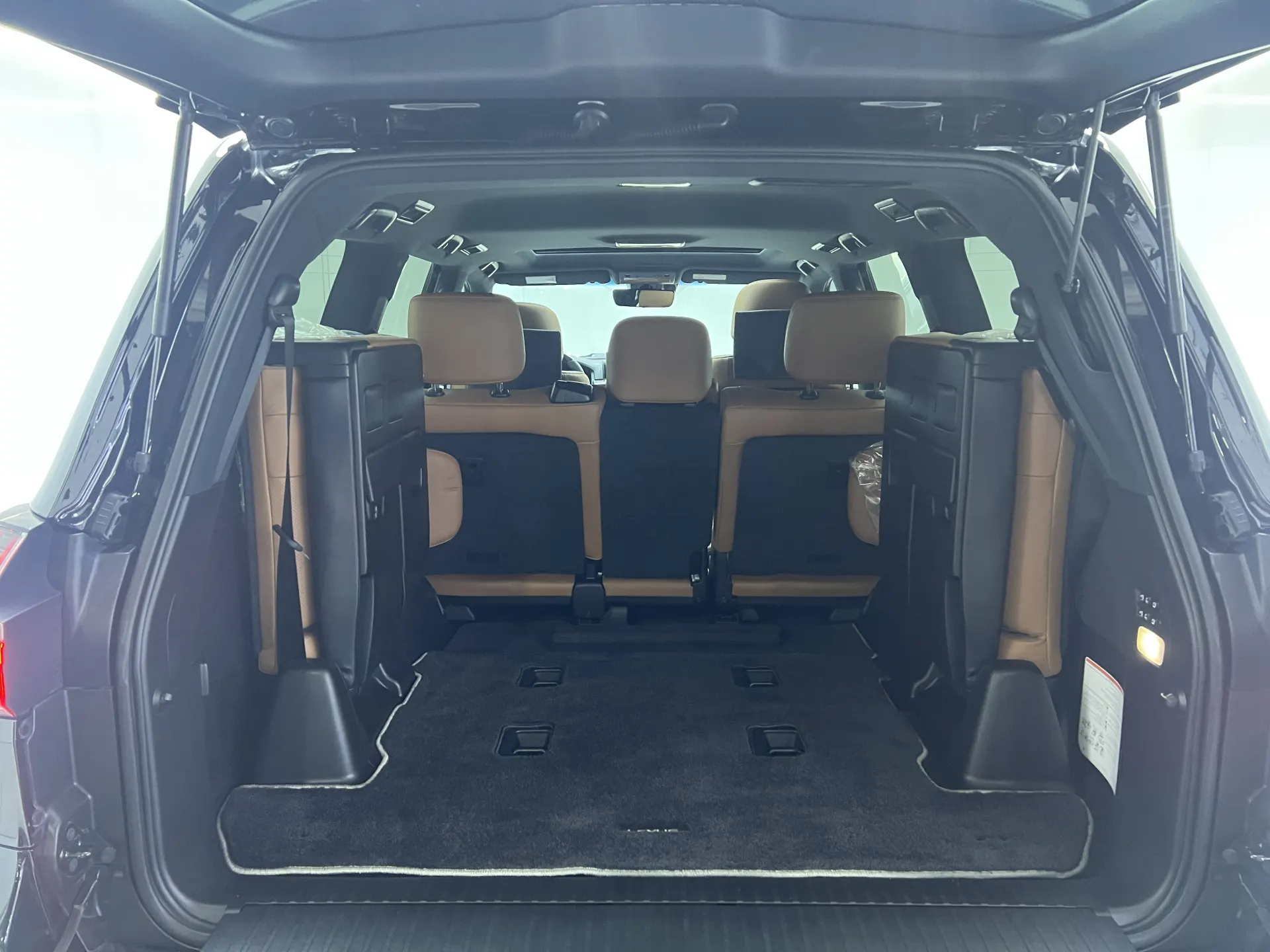 Lexus LX 570, 2023 4