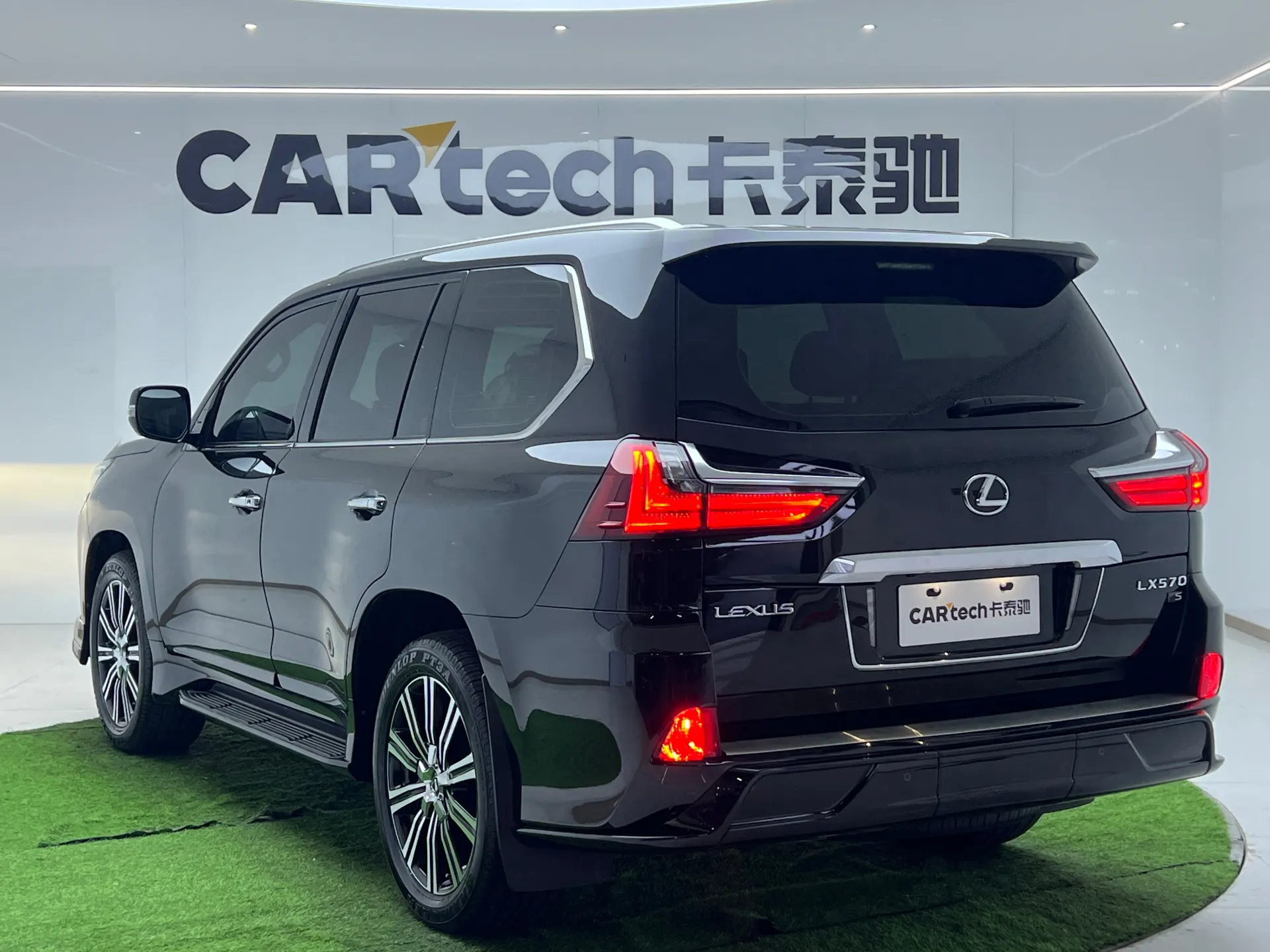 Lexus LX 570, 2023 28