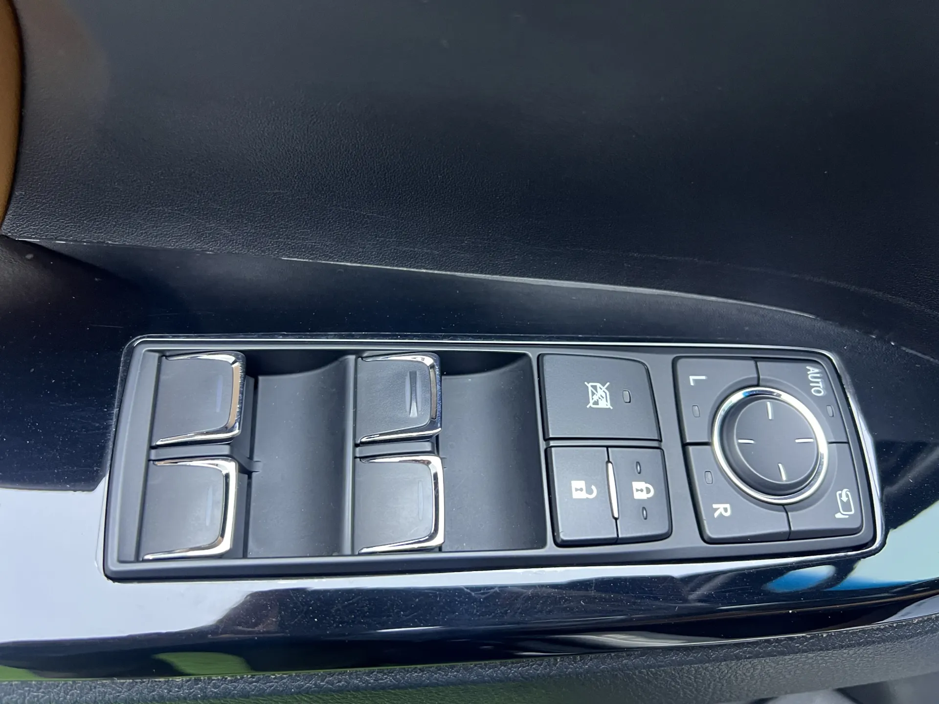 Lexus LX 570, 2023 11
