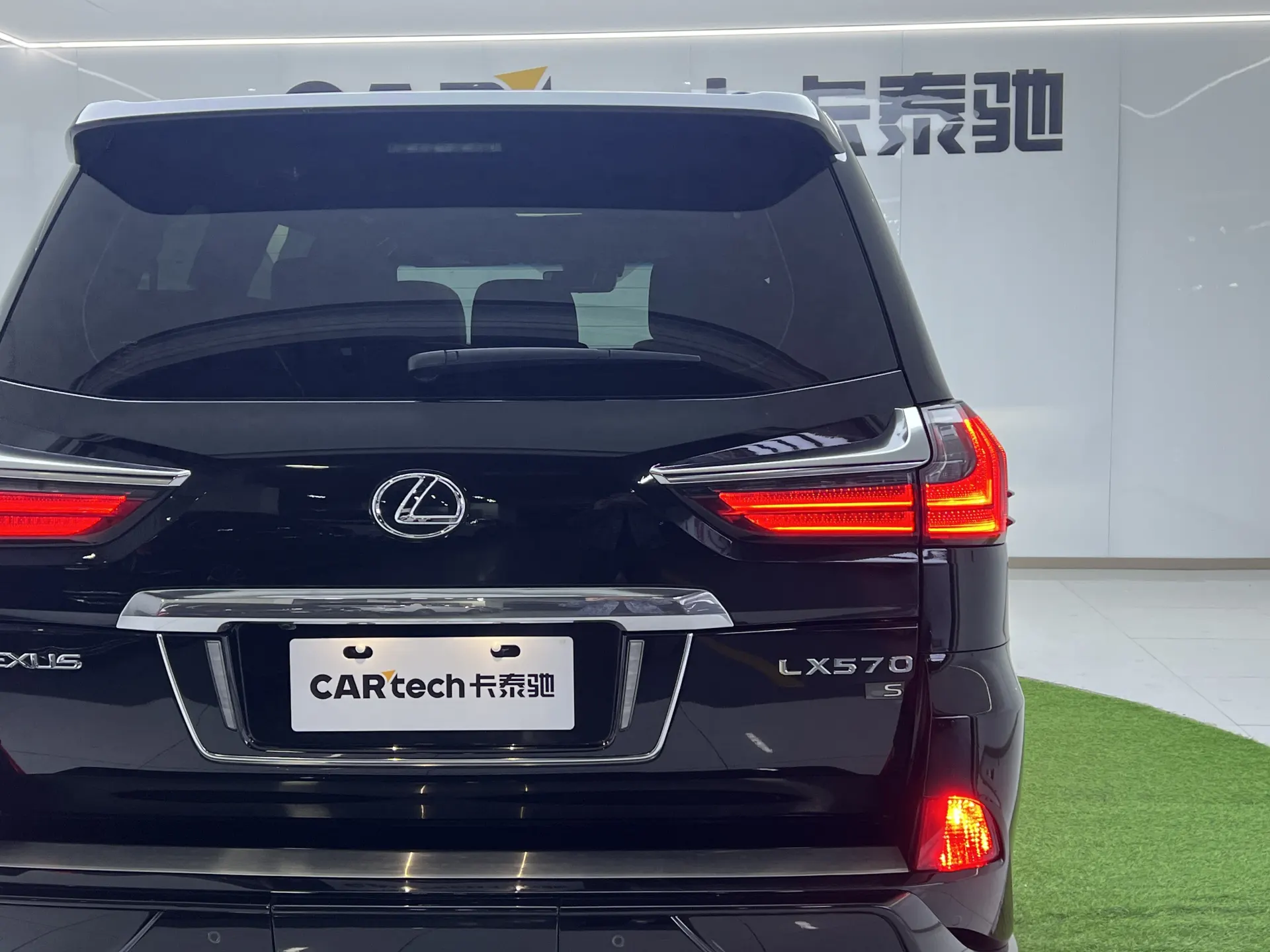 Lexus LX 570, 2023 3