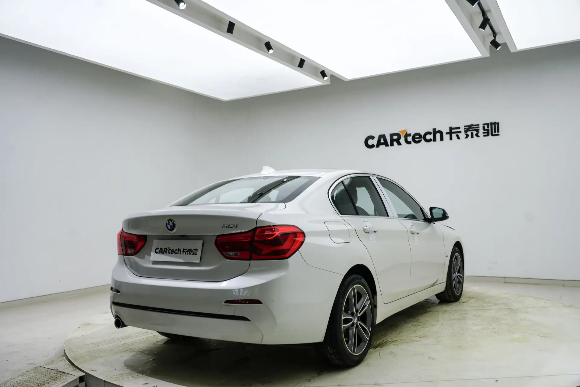 BMW 118i, 2018 все фото