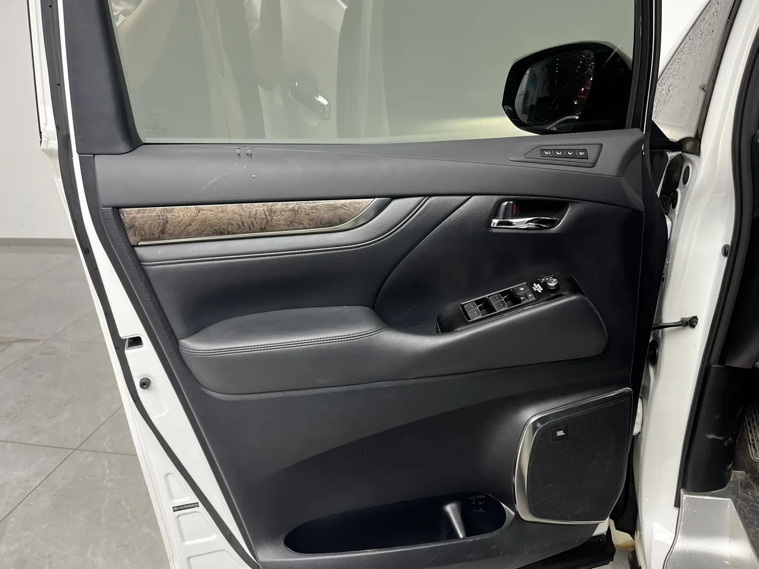 Toyota Alphard, 2023 11