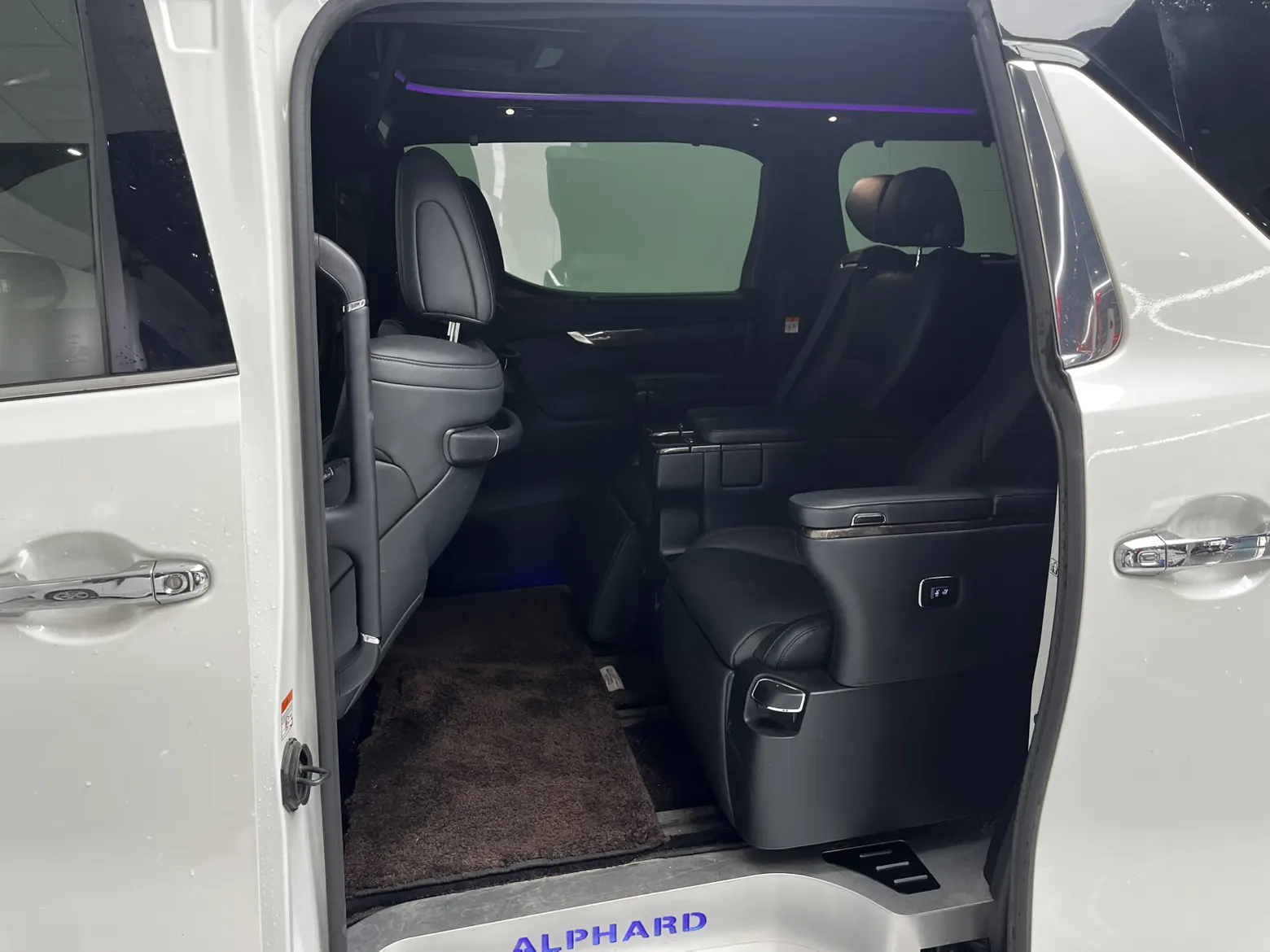 Toyota Alphard, 2023 13