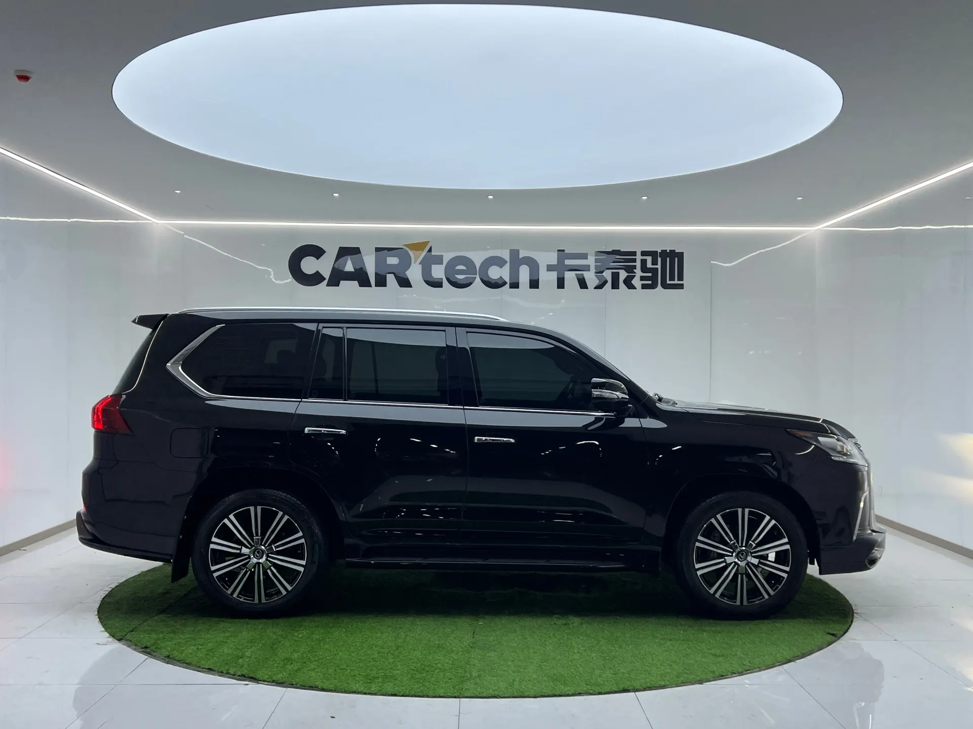 Lexus LX 570, 2023 33