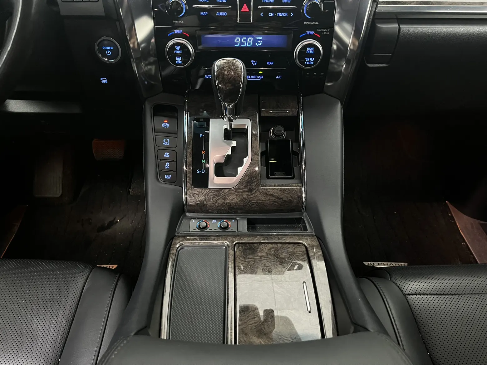 Toyota Alphard, 2023 15