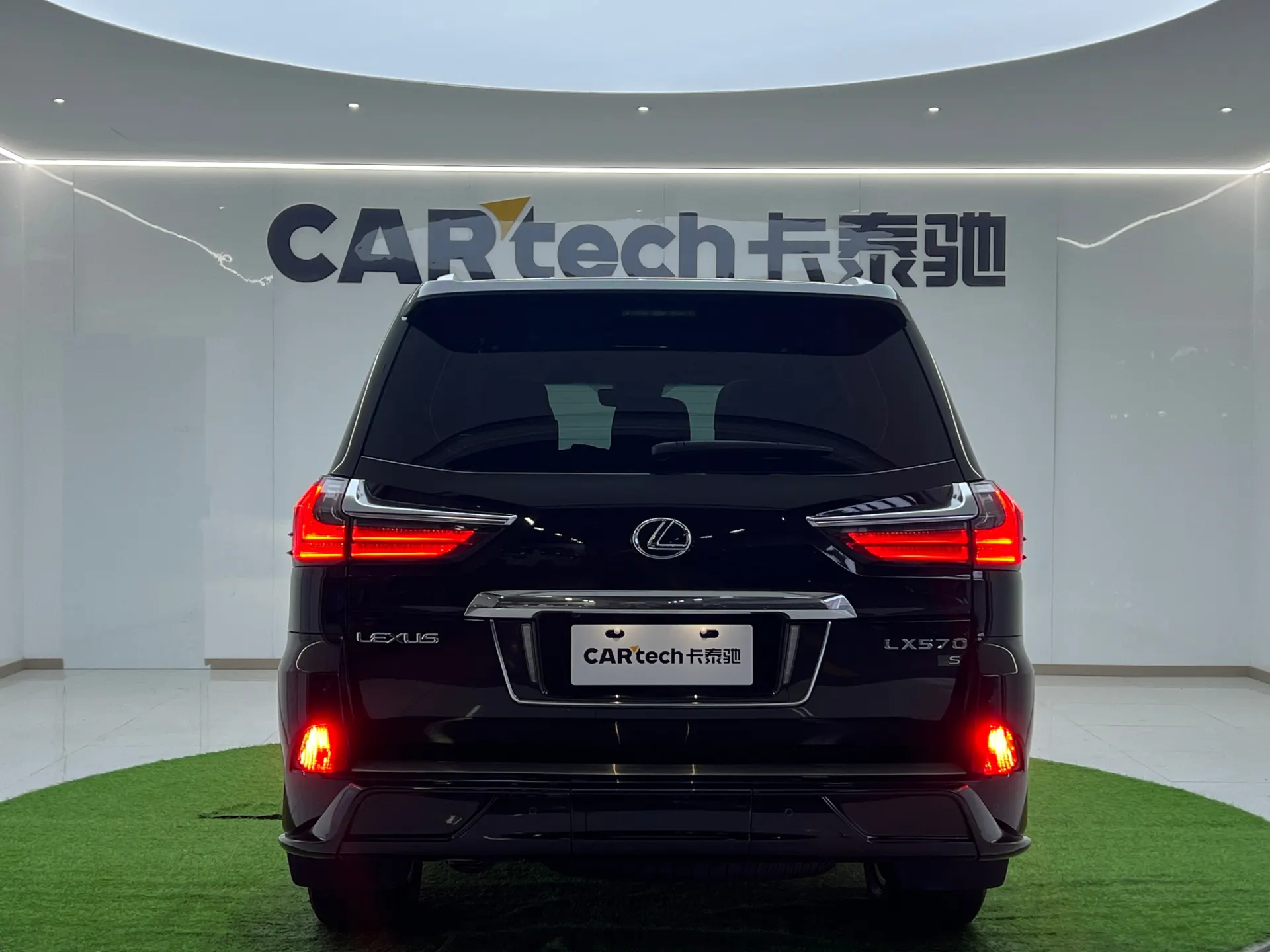 Lexus LX 570, 2023 29