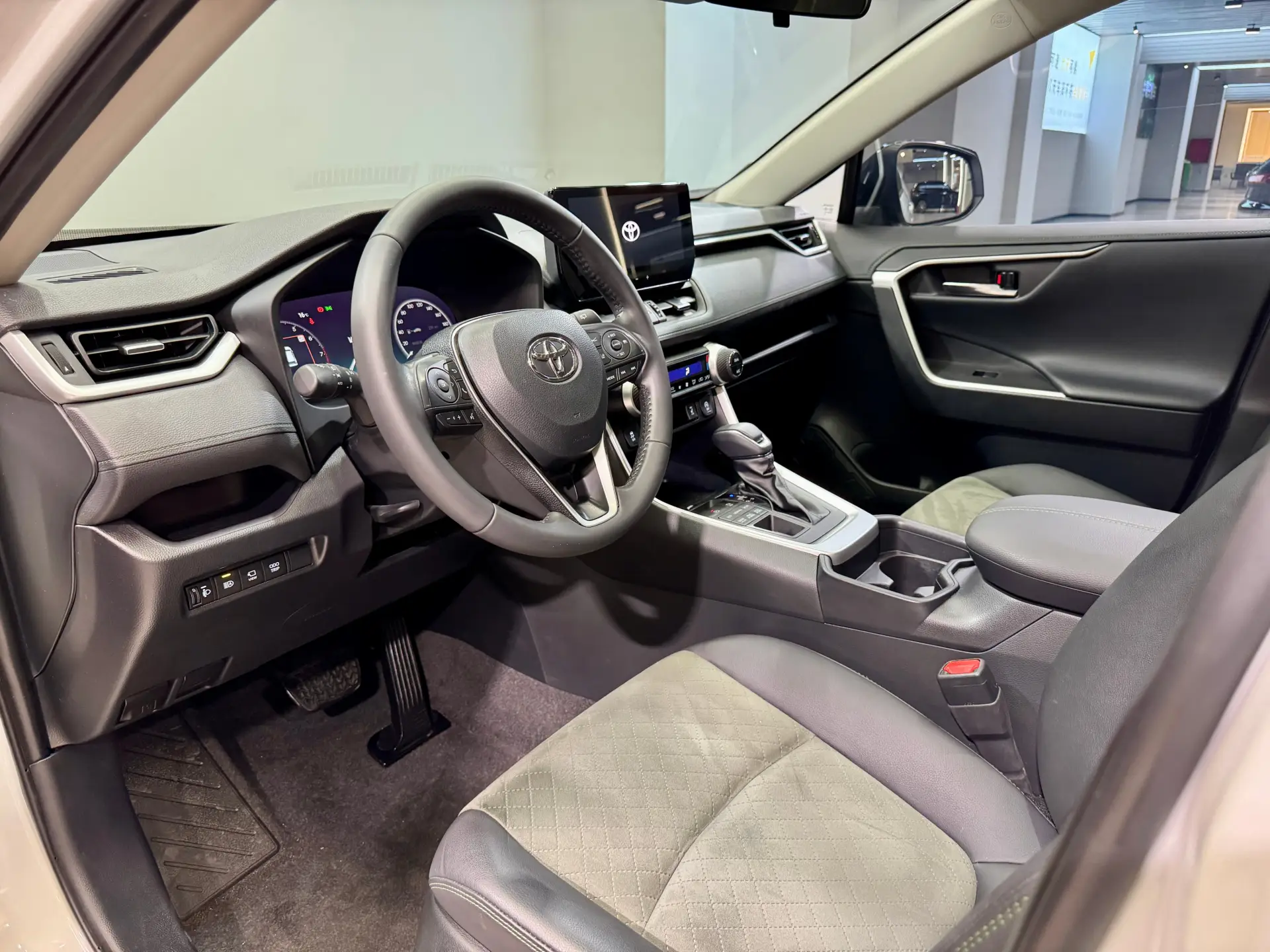Toyota RAV4, 2024 14