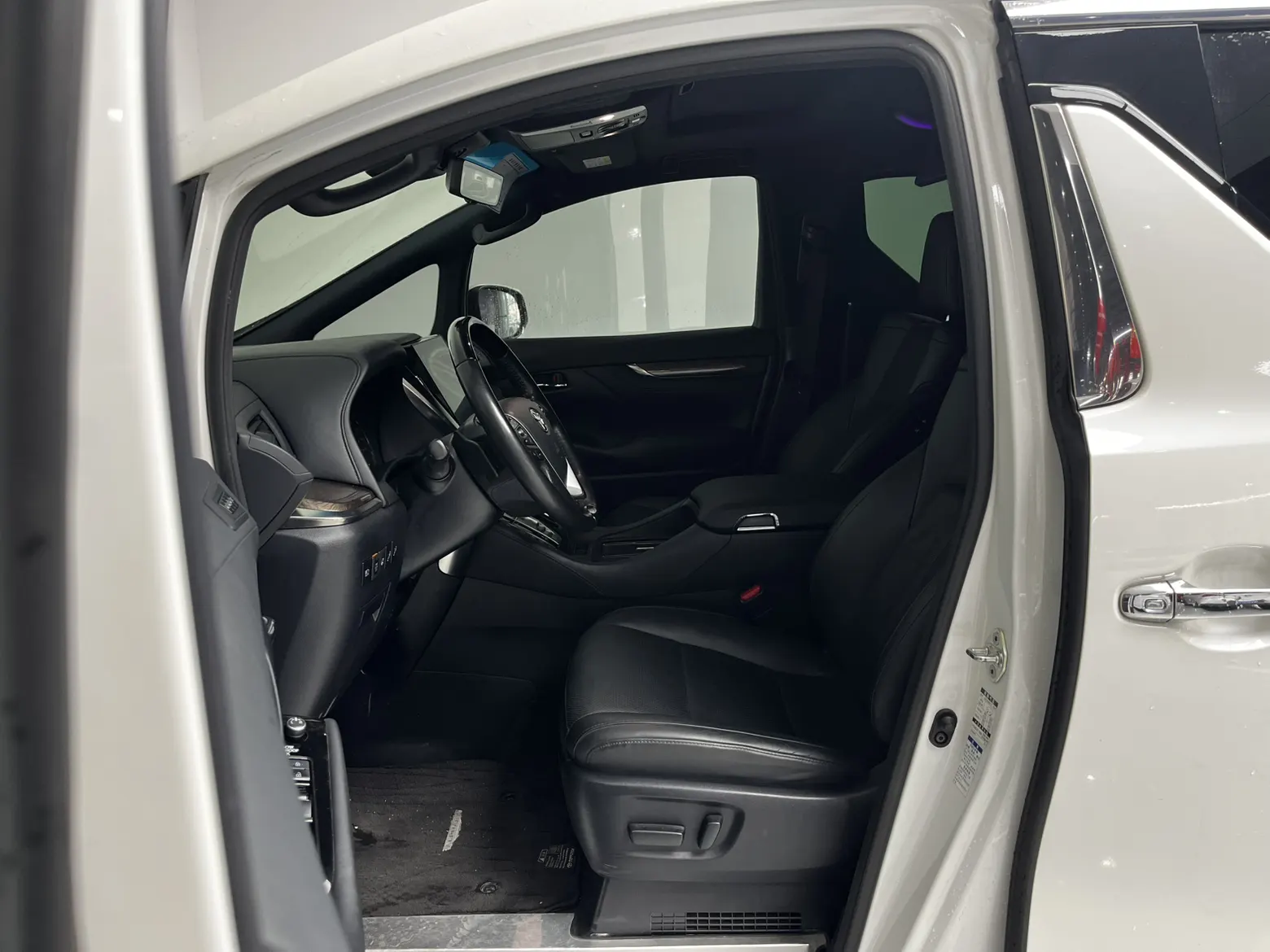 Toyota Alphard, 2023 12