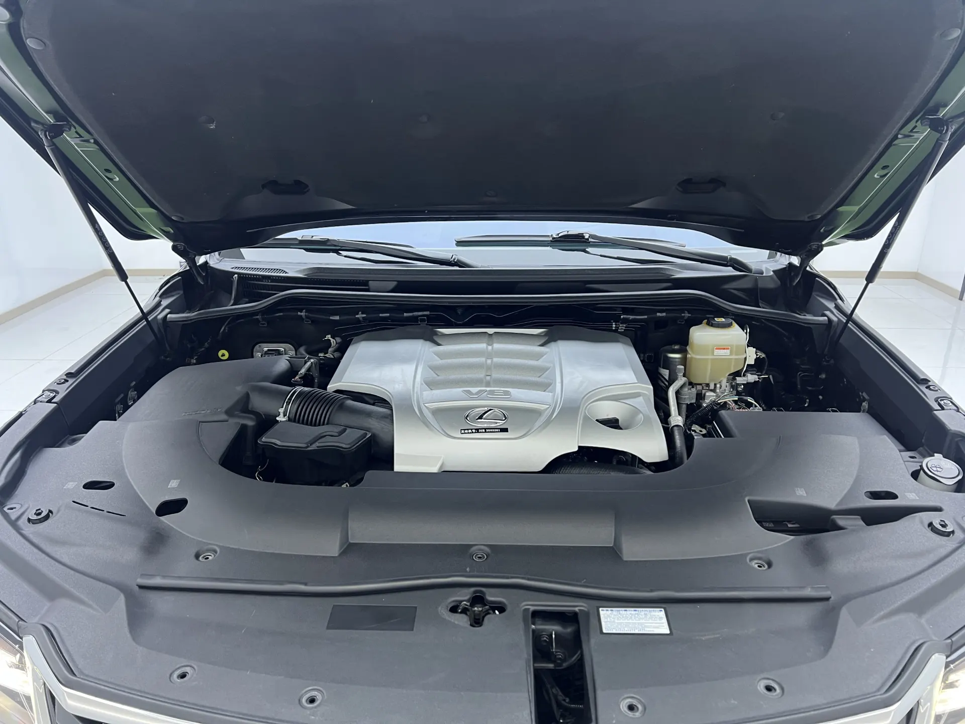 Lexus LX 570, 2023 8