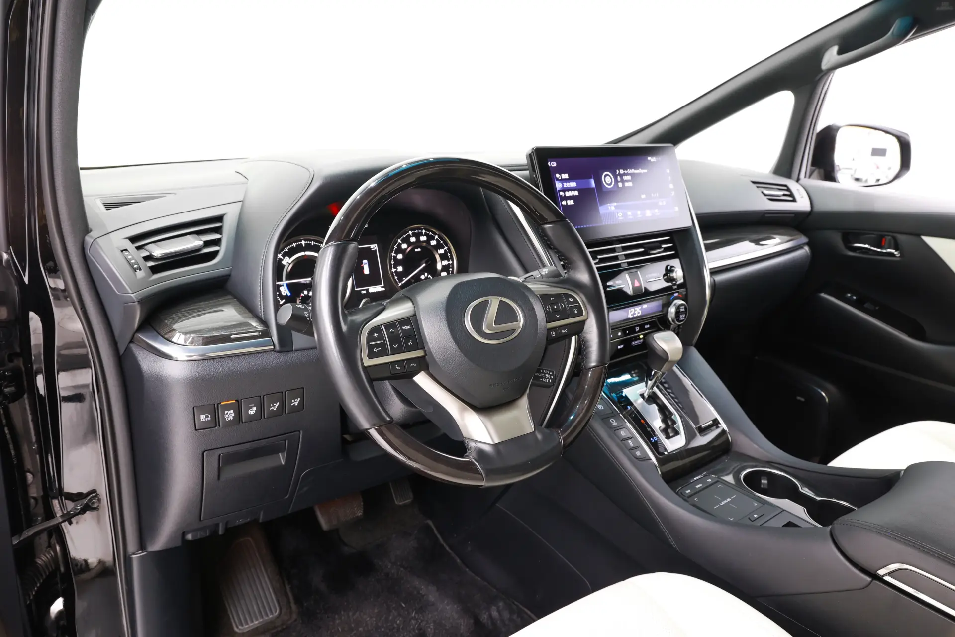 Lexus LM 300h, 2022 15