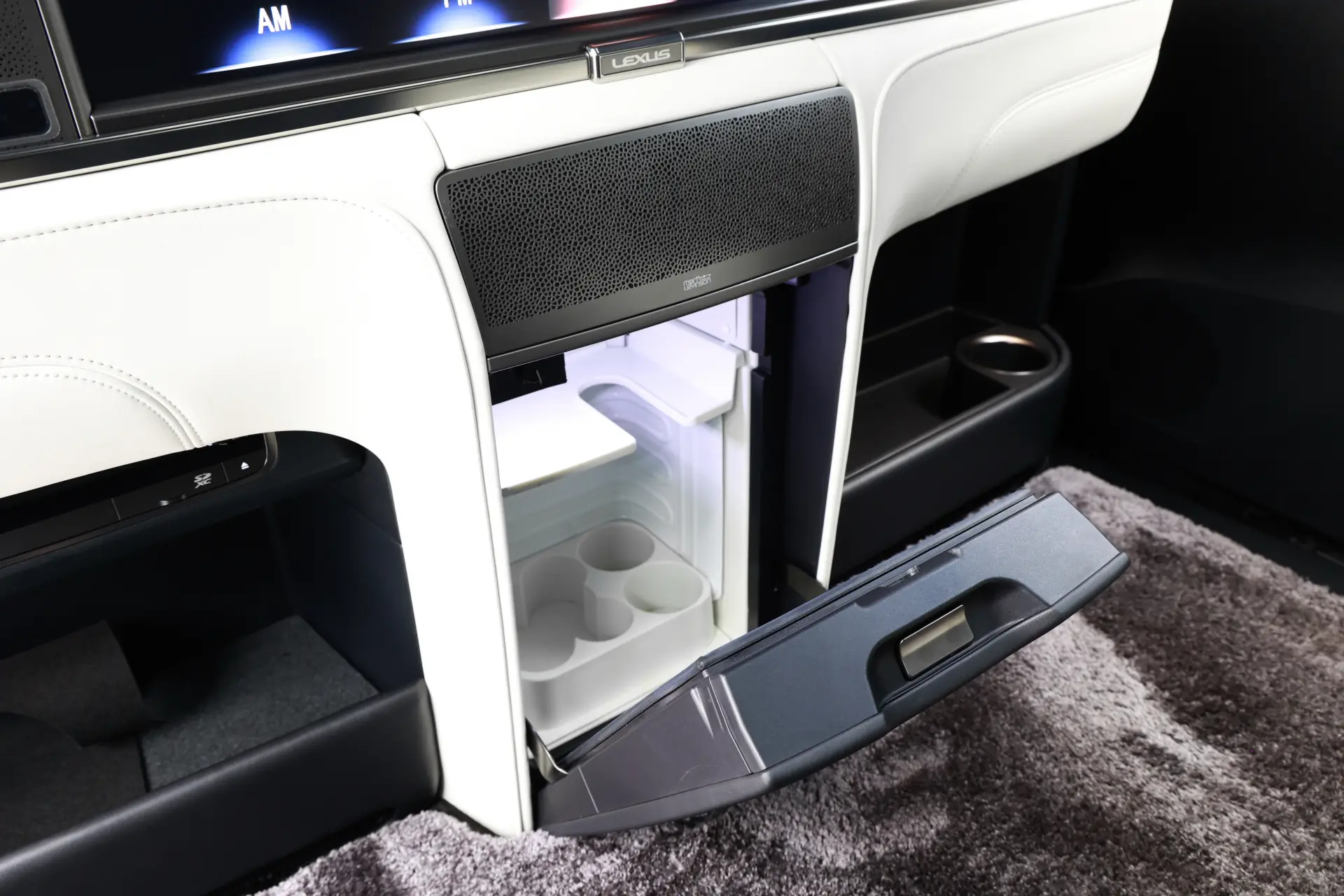Lexus LM 300h, 2022 21