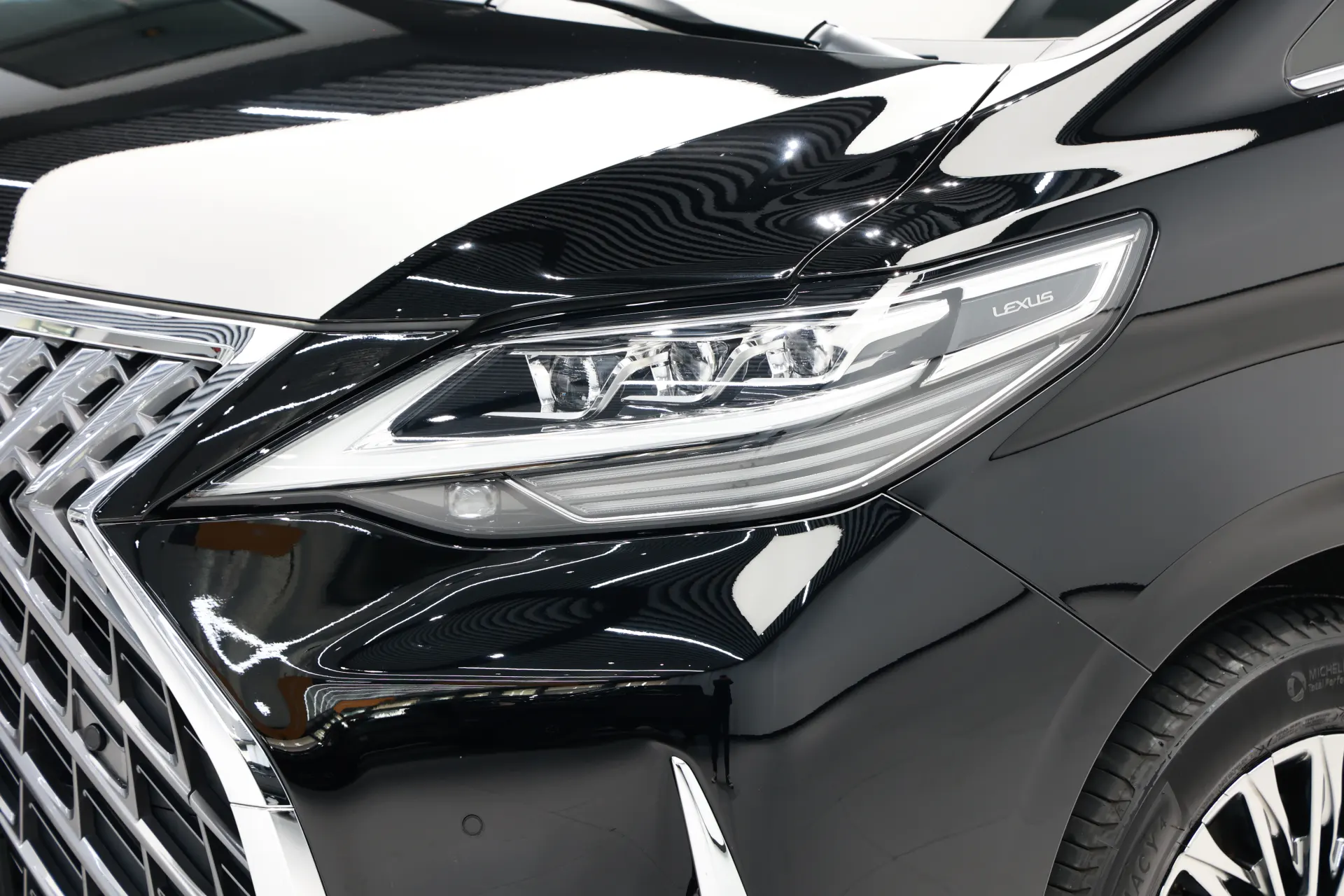 Lexus LM 300h, 2022 8