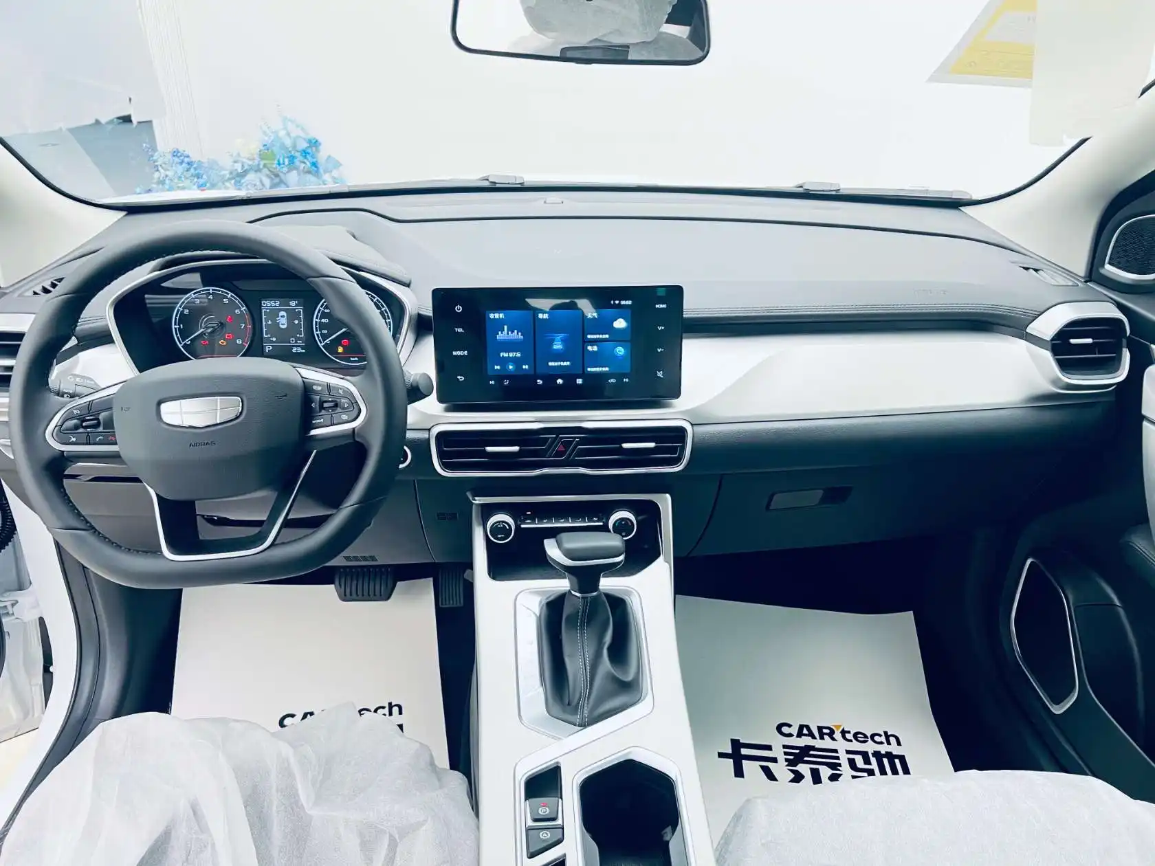 Geely Coolray, 2025 10