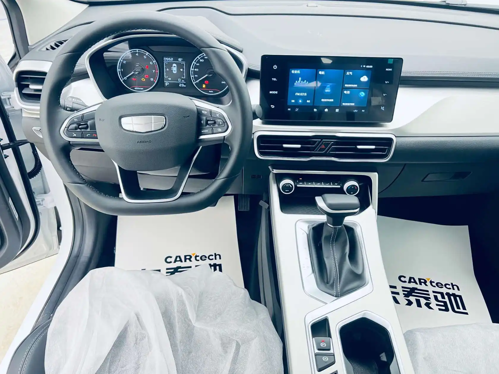Geely Coolray, 2025 11