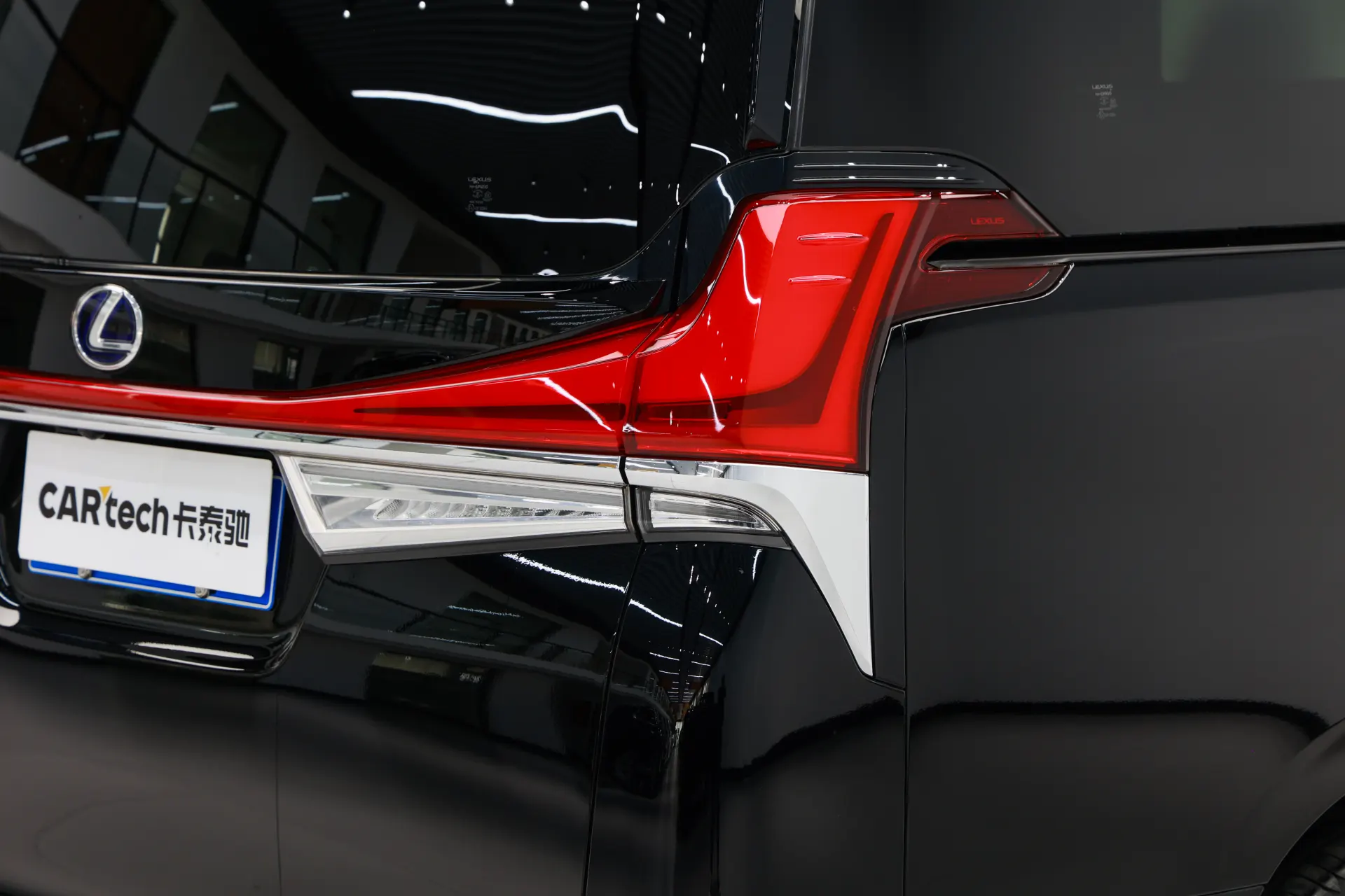 Lexus LM 300h, 2022 9