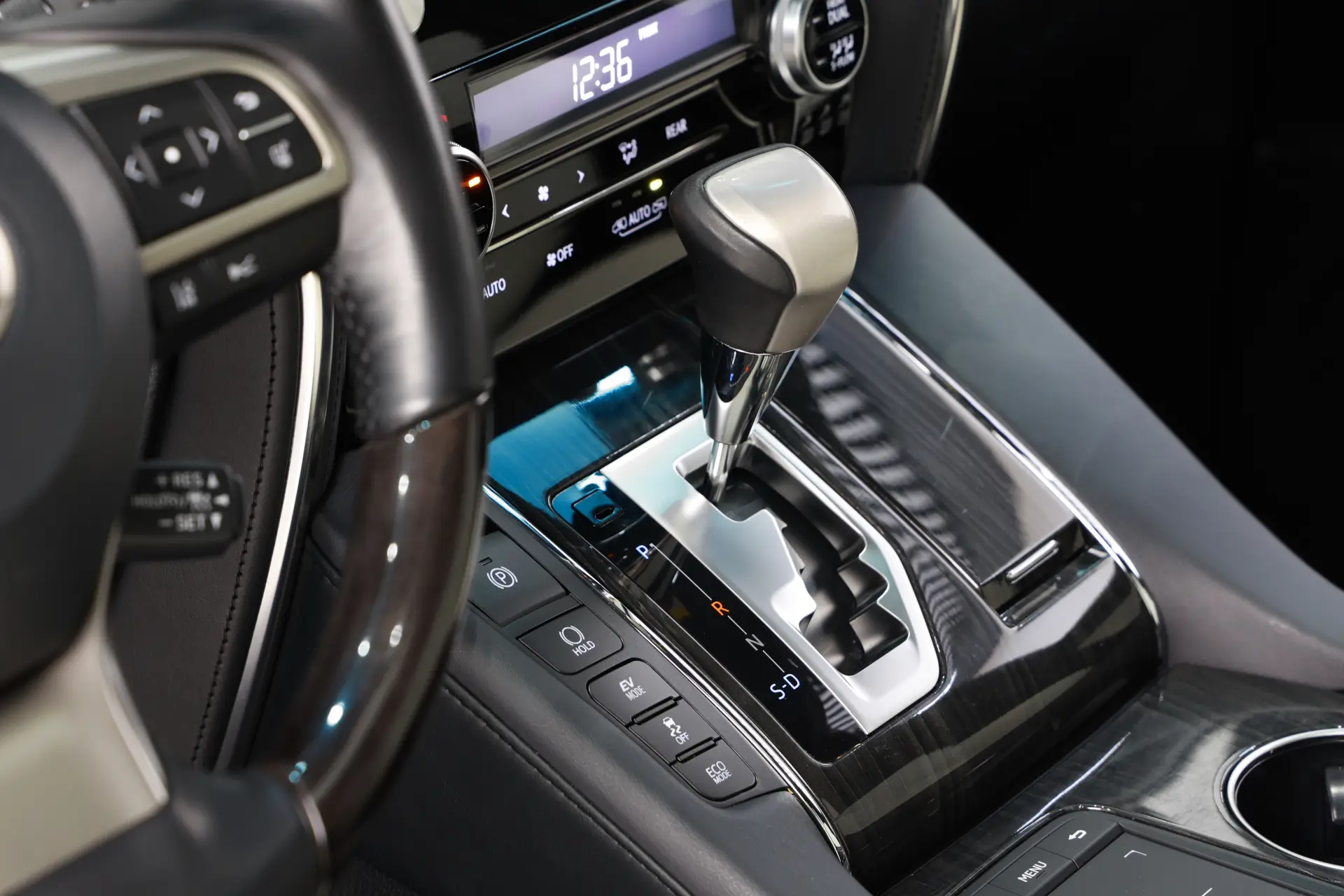 Lexus LM 300h, 2022 14