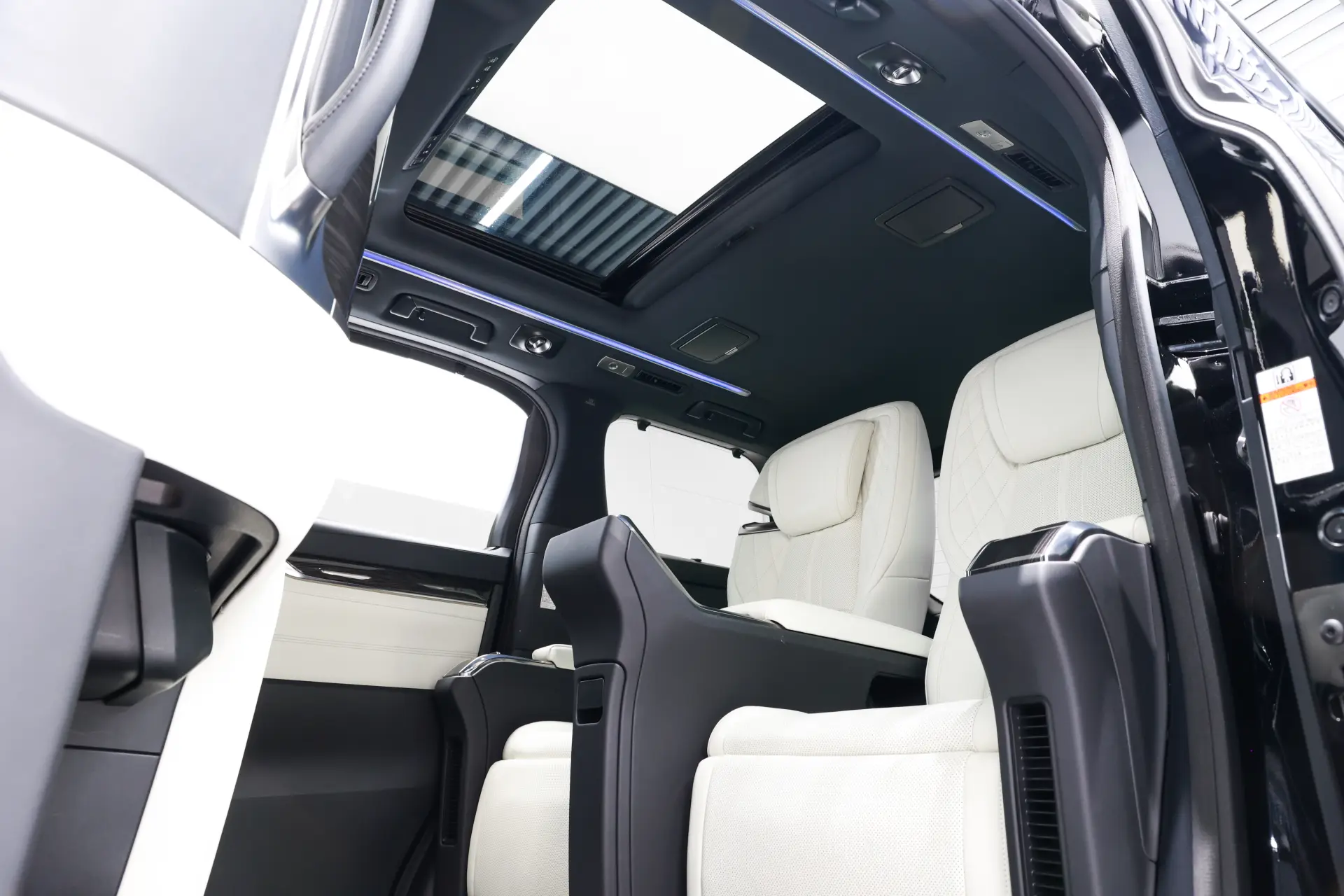 Lexus LM 300h, 2022 18
