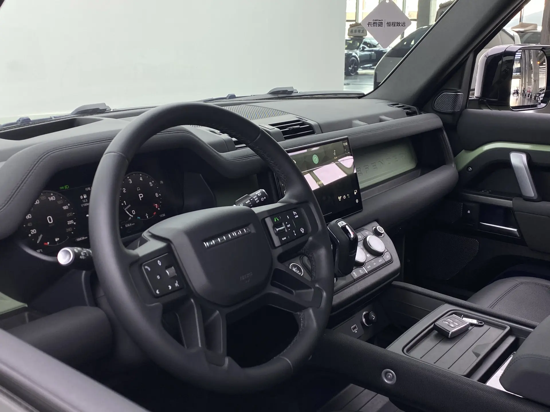 Land Rover Defender, 2023 32