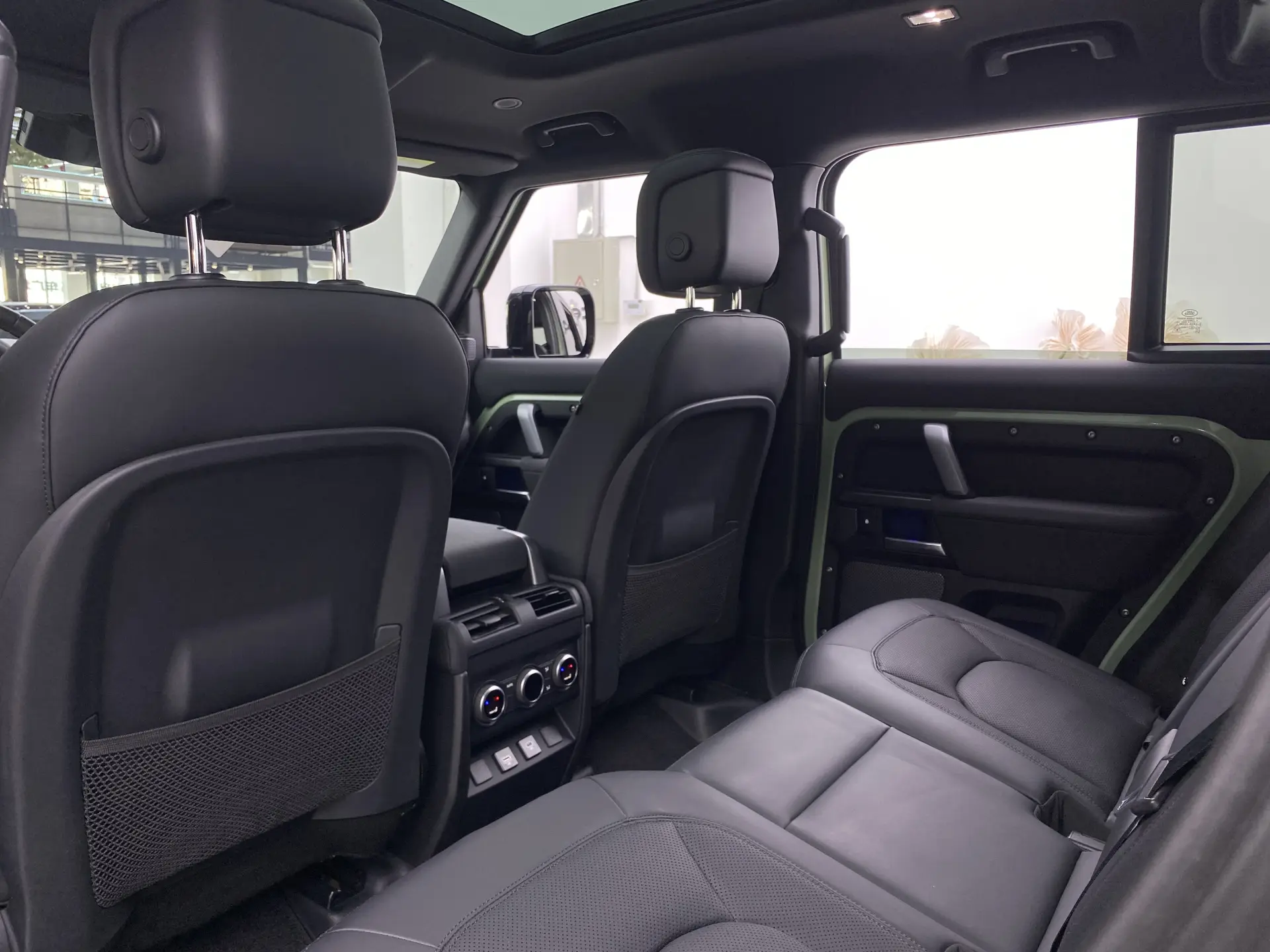 Land Rover Defender, 2023 8