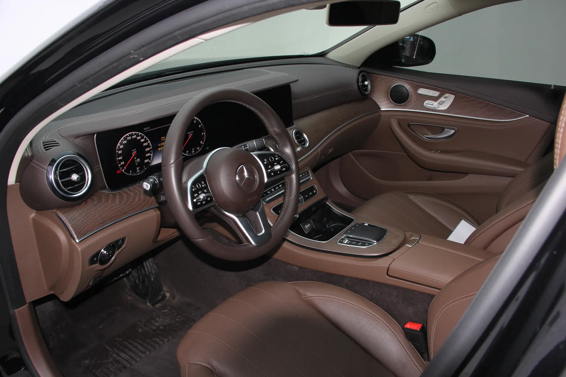 Mercedes-Benz E 300 L, 2020 26