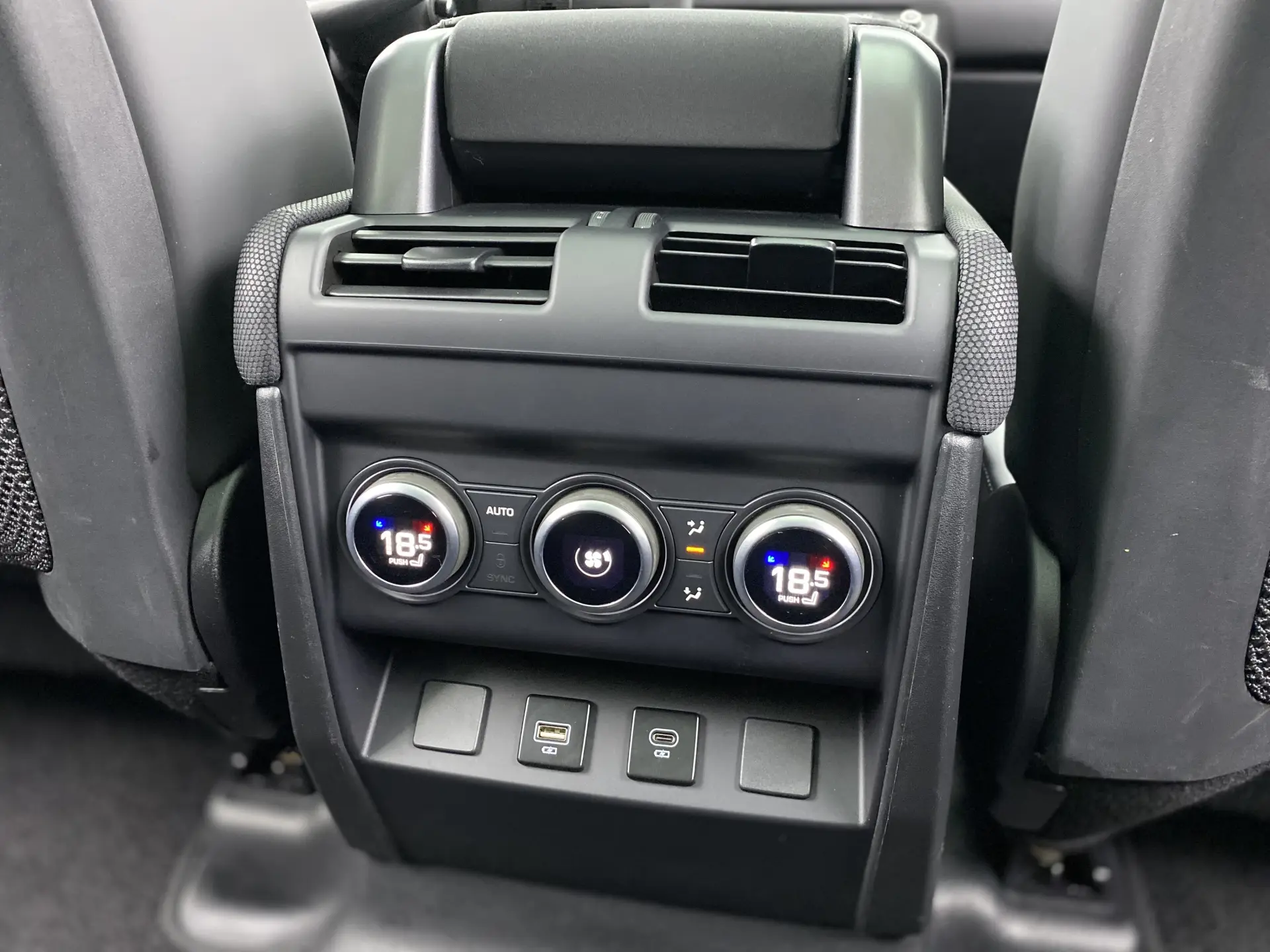 Land Rover Defender, 2023 24