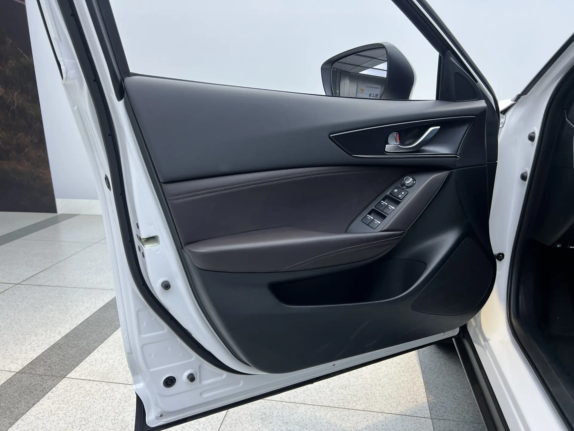 Mazda CX-4, 2023 12