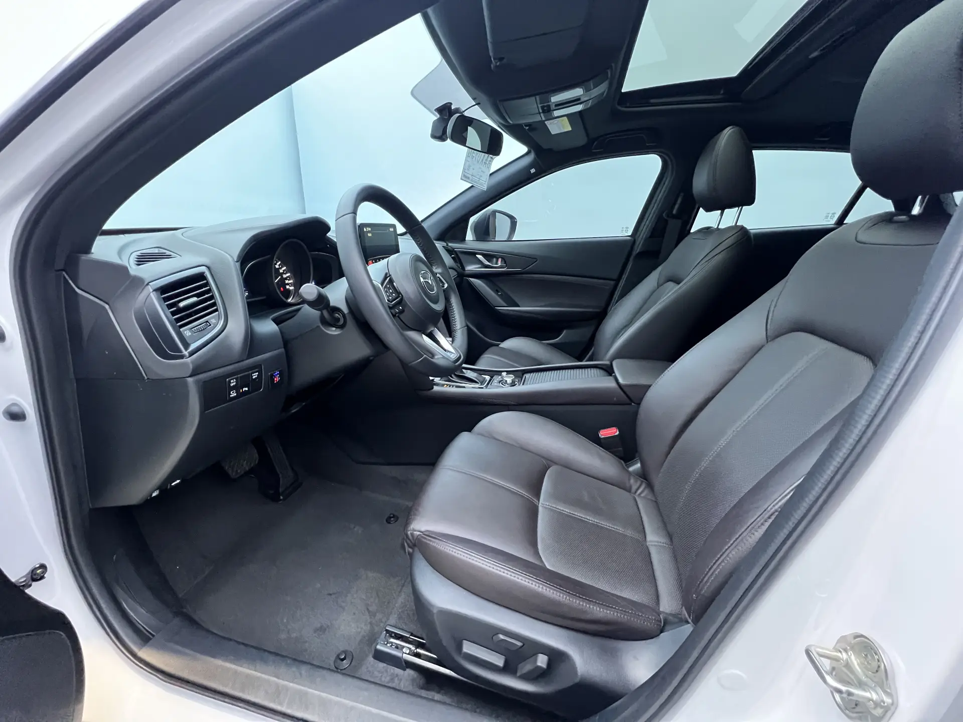 Mazda CX-4, 2023 11