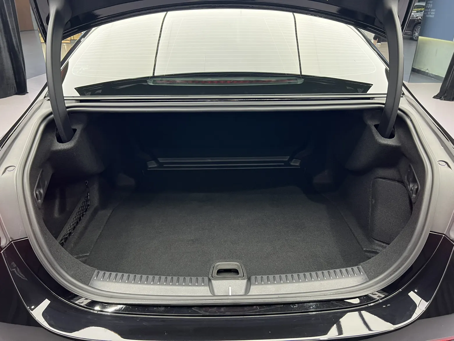 Mercedes-Benz E 260 L, 2025 13