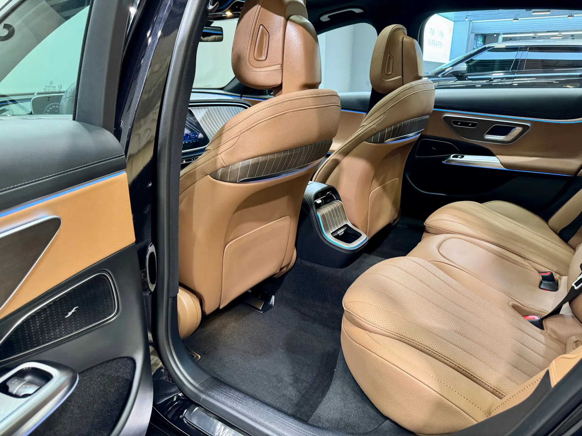 Mercedes-Benz E 300 L, 2026 24