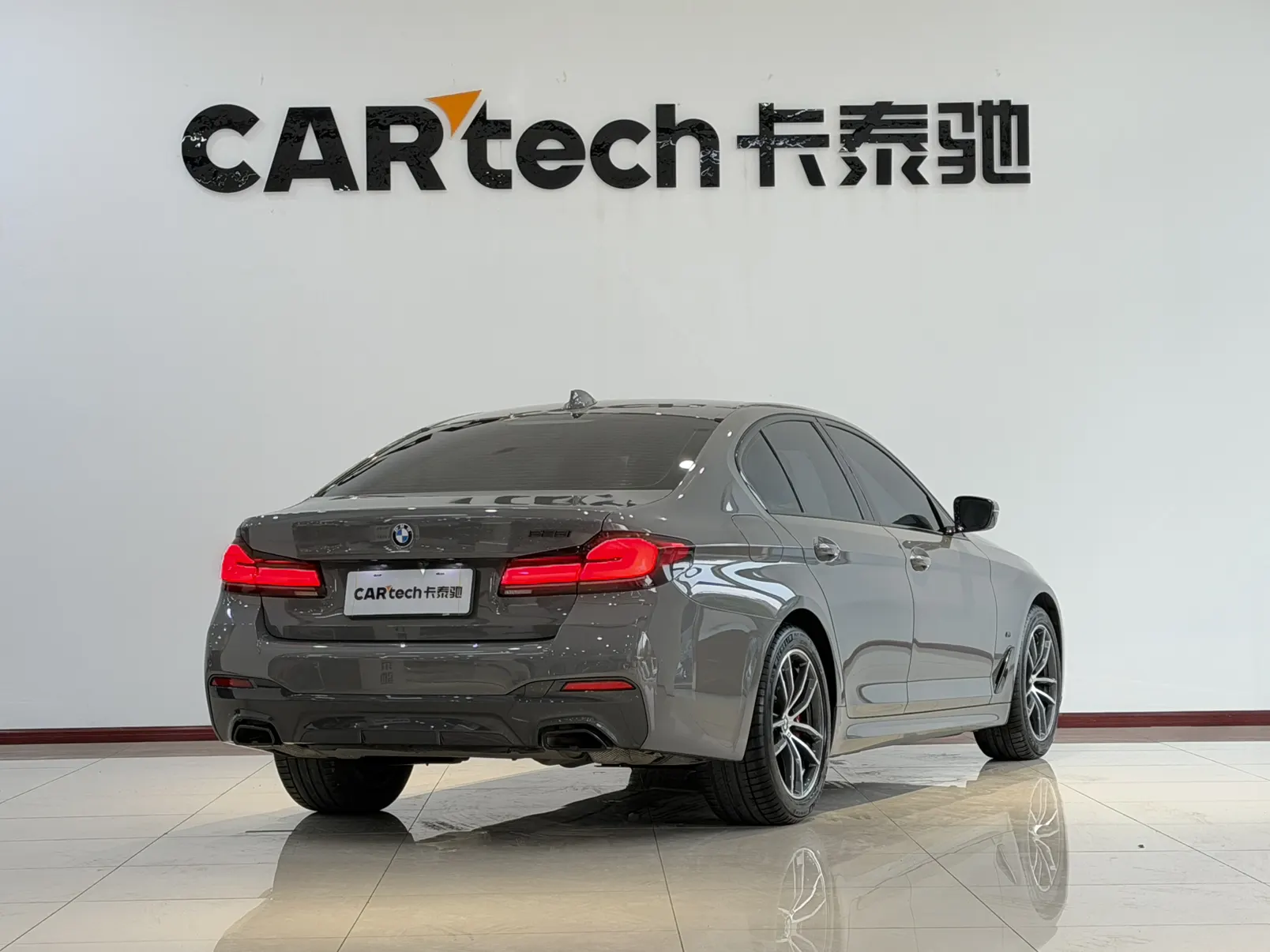 BMW 525i, 2023 все фото