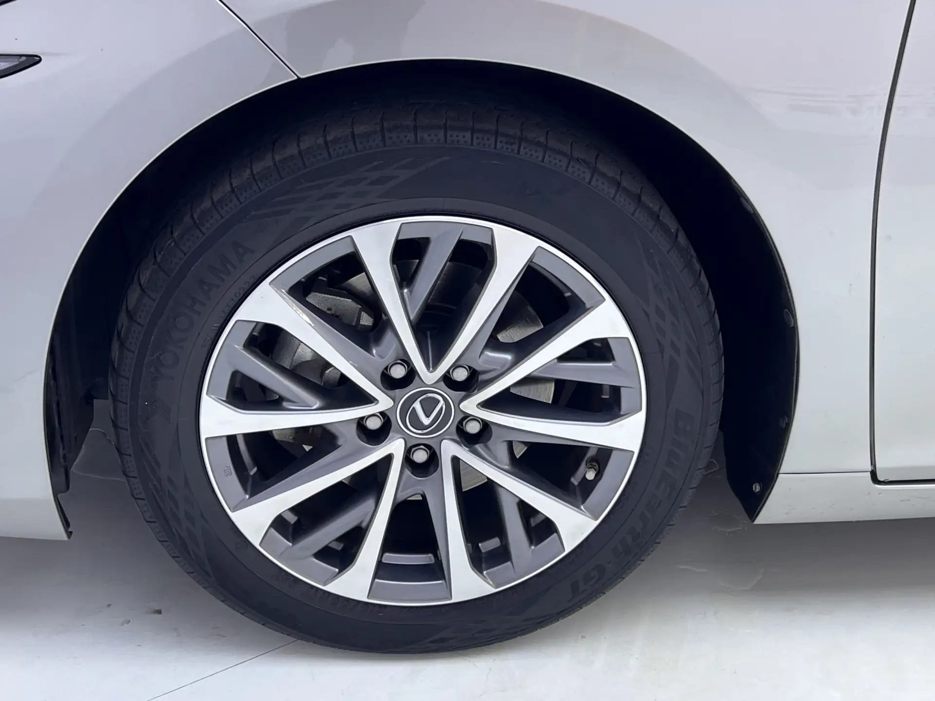 Lexus ES 200, 2022 11