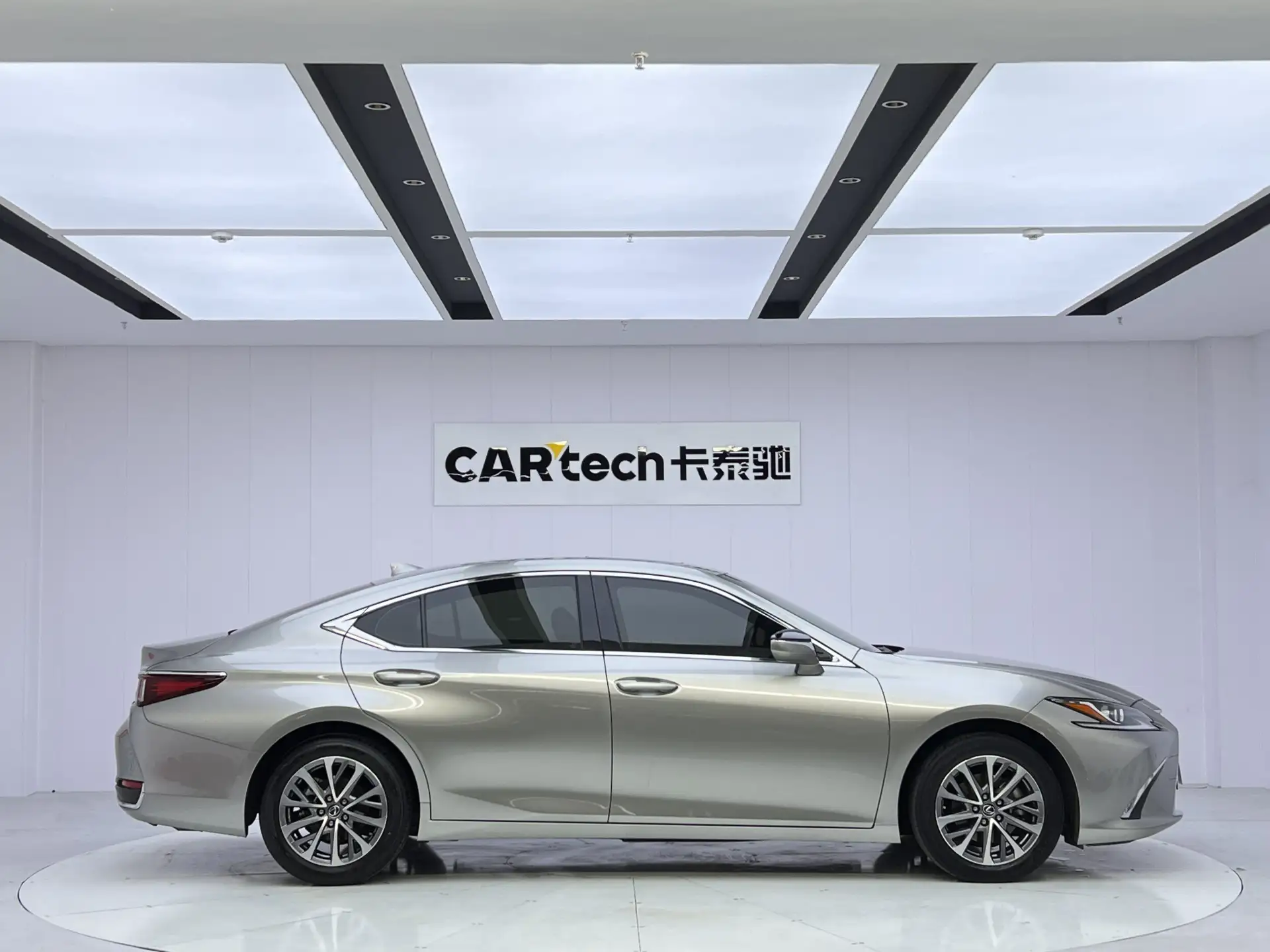 Lexus ES 200, 2022 4