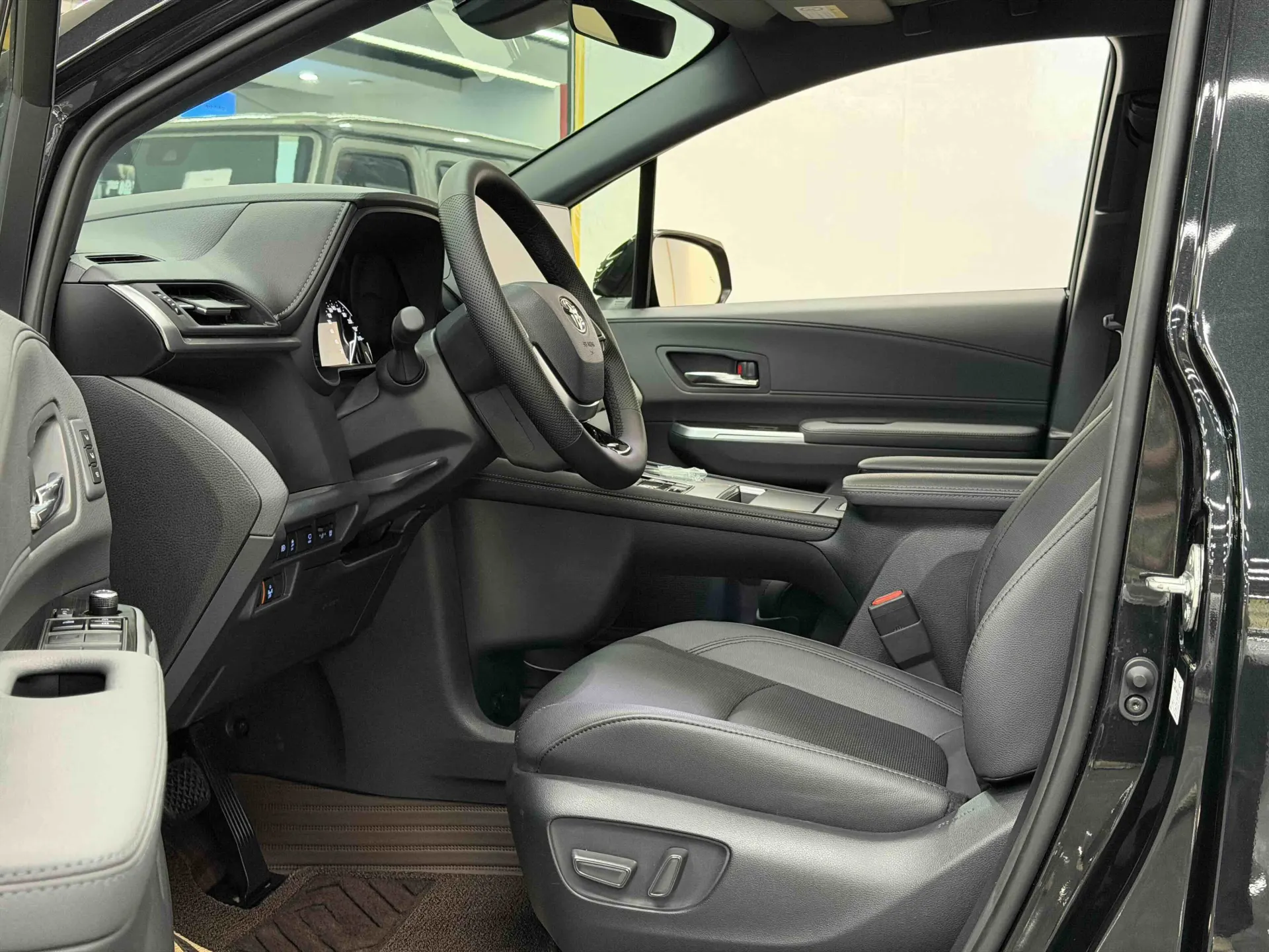 Toyota Granvia, 2023 11